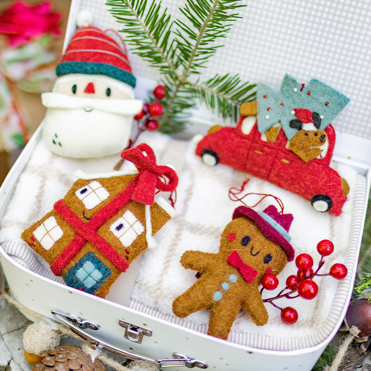 Ensemble de décorations de Noël Souris Mini en feutre incluant un Père Noël, une maison pain d’épice, un ourson en voiture et un bonhomme pain d’épice.