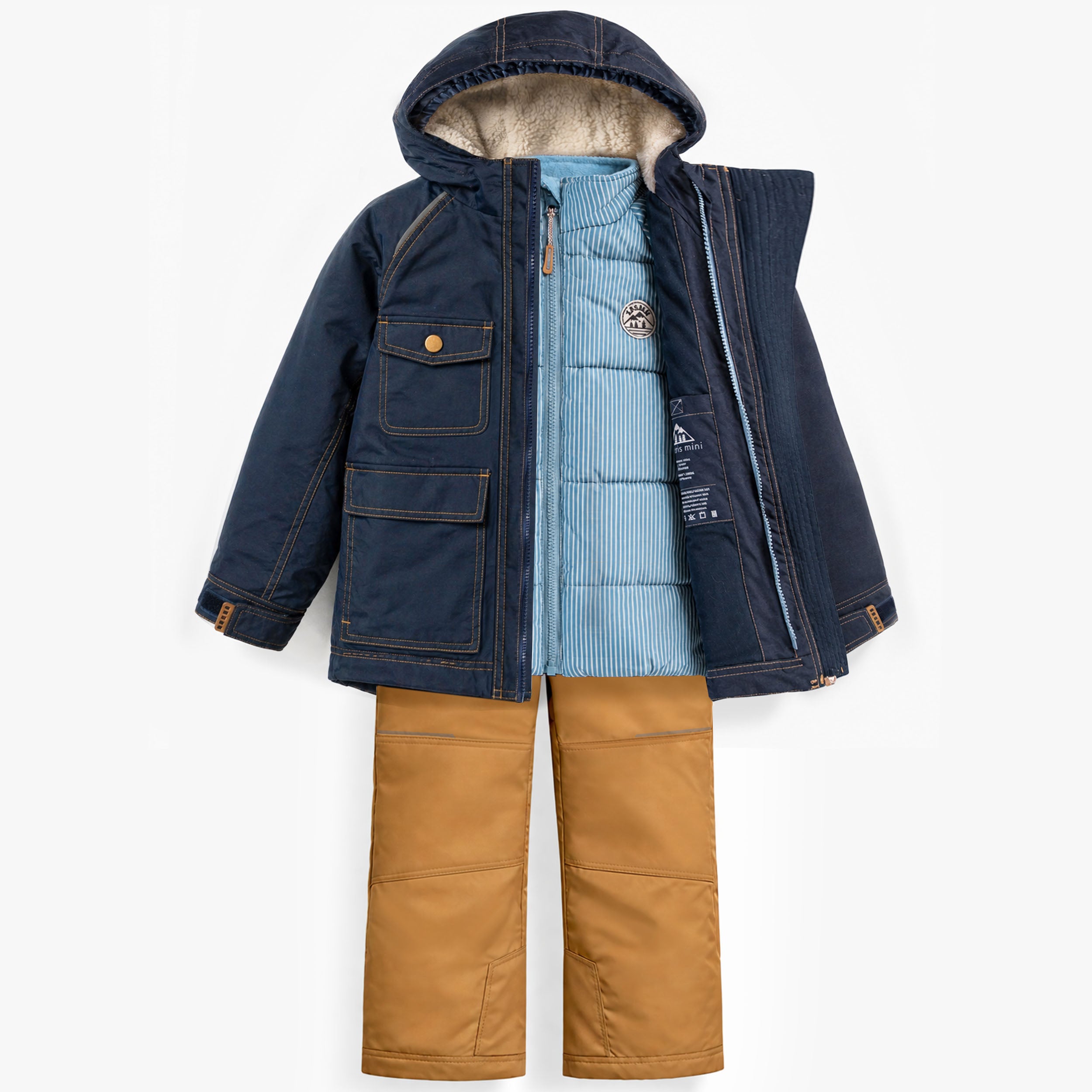 Habit de neige 3-en-1 pour enfant avec manteau bleu marine doublé ouvert, veste isolée amovible bleu pâle à rayures et pantalon d’hiver camel.
