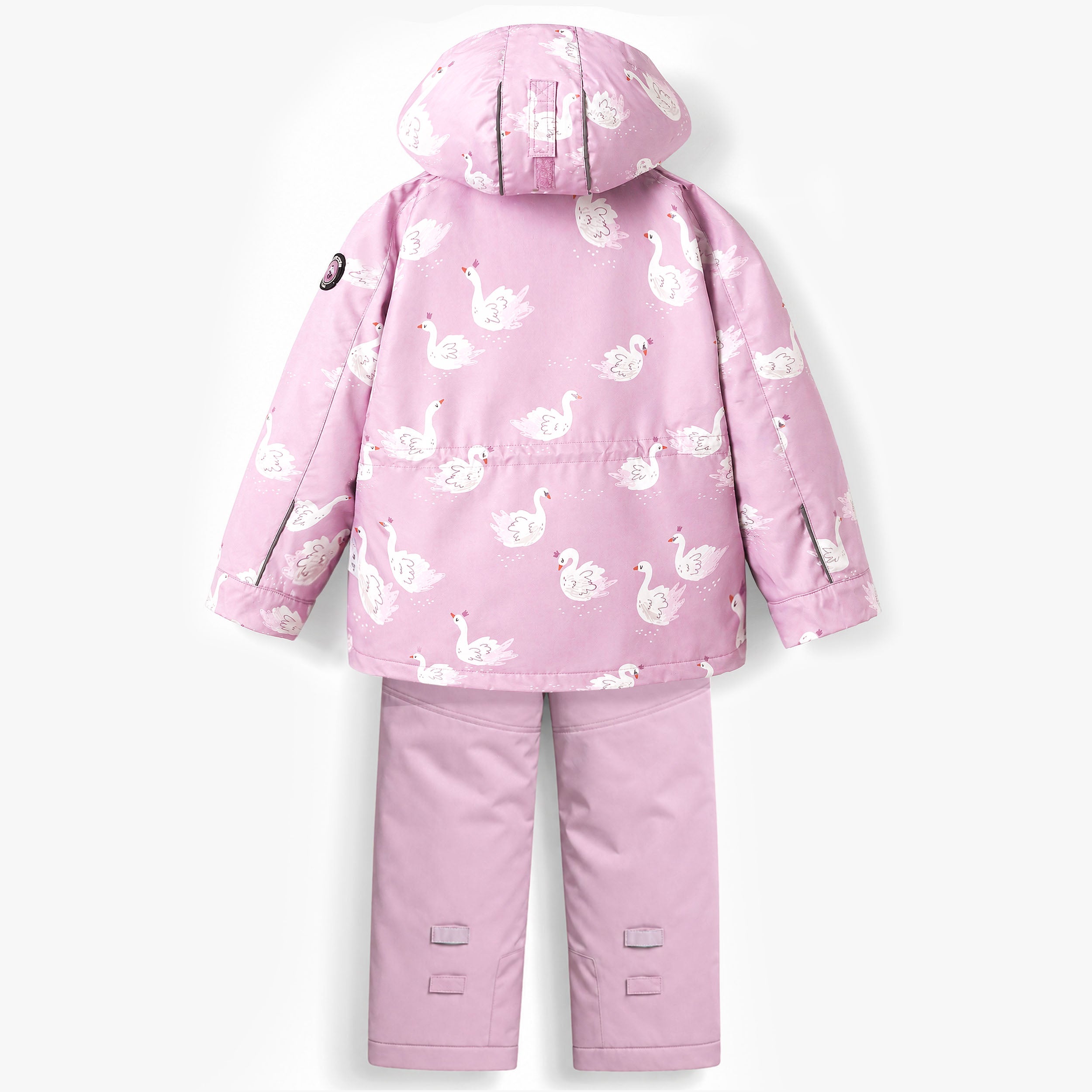 Ensemble de neige rose pour enfant vu de dos, composé d’un manteau à capuche imprimé cygnes et d’un pantalon isolé assorti avec détails réfléchissants pour les activités hivernales.