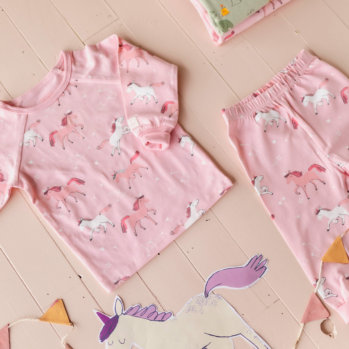 Ensemble pyjama rose à motifs de licornes pour fille Souris Mini, composé d’un haut à manches longues et d’un pantalon en coton doux.