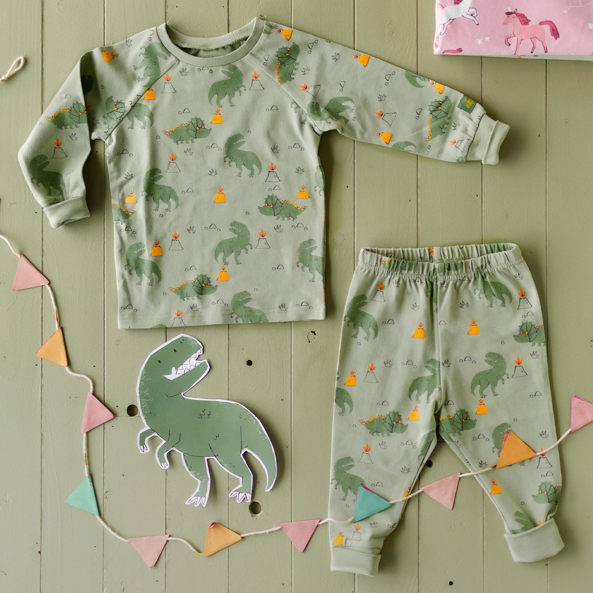 Ensemble pyjama vert à motifs de dinosaures pour garçon Souris Mini, composé d’un haut à manches longues et d’un pantalon en coton doux.