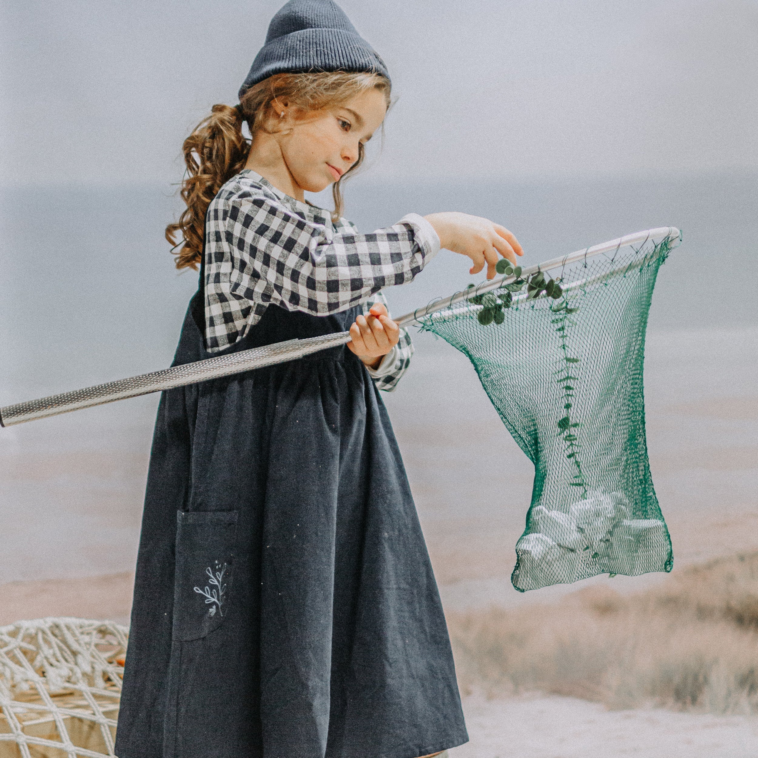 Photo d'un enfant portant la robe longue marine uni à bretelles minces en velours côtelé, enfant