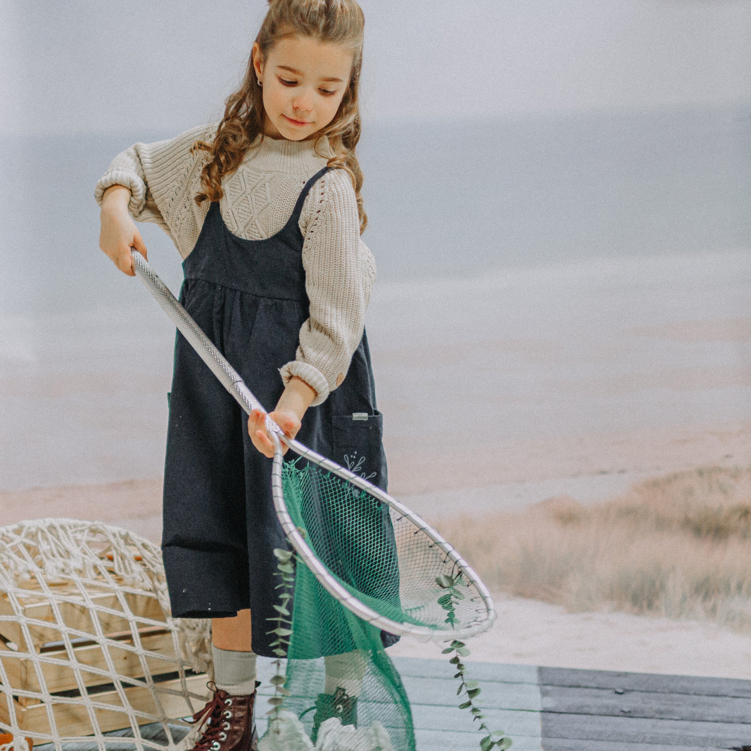 Photo d'un enfant portant la robe longue marine uni à bretelles minces en velours côtelé, enfant