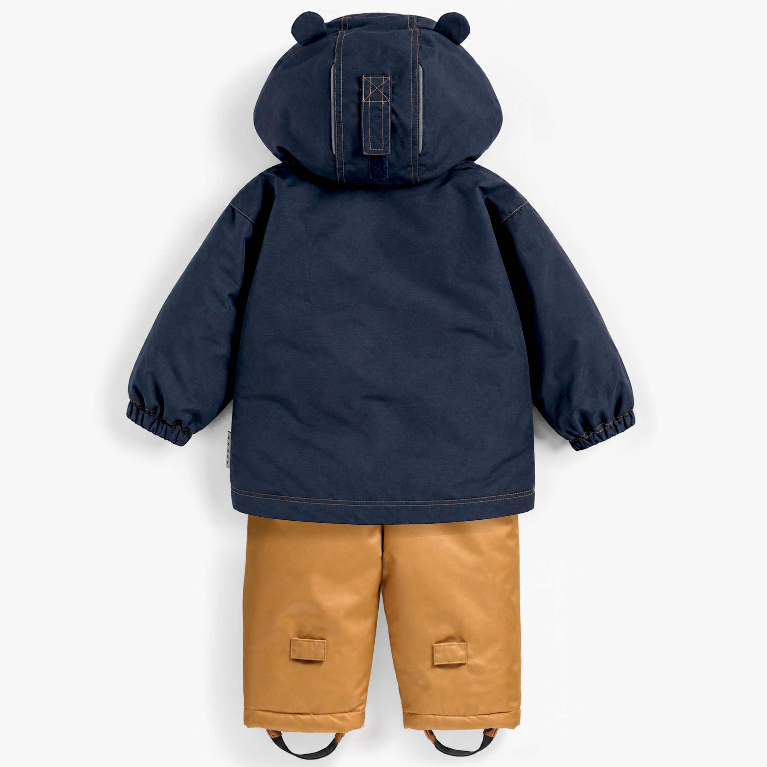 Vue arrière d’un ensemble de neige pour enfant composé d’un manteau bleu marine à capuchon doublé et d’un pantalon isolé camel conçu pour l’hiver.
