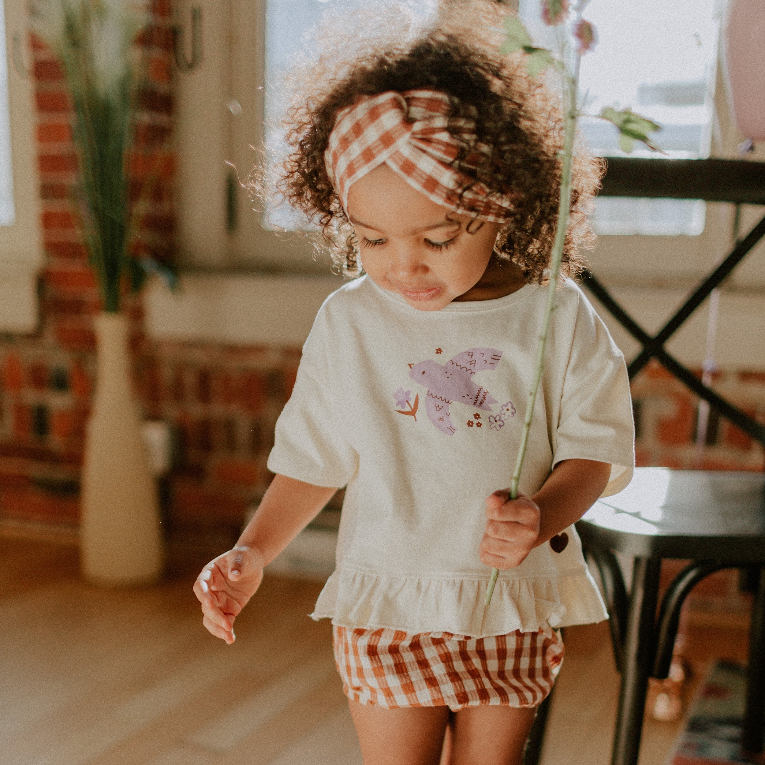 Photo d'un bébé portant le bloomer à carreaux crème et brun en seersucker, bébé