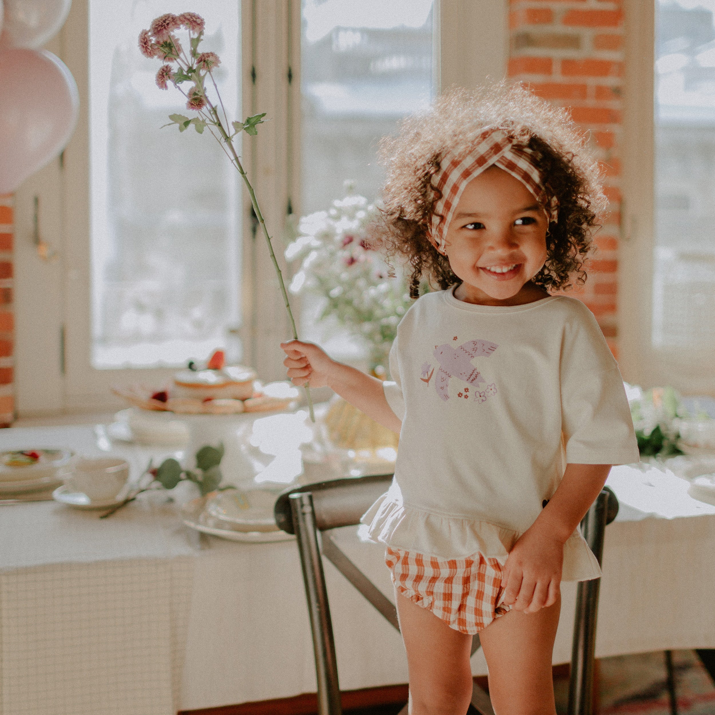 Photo d'un bébé portant le bloomer à carreaux crème et brun en seersucker, bébé