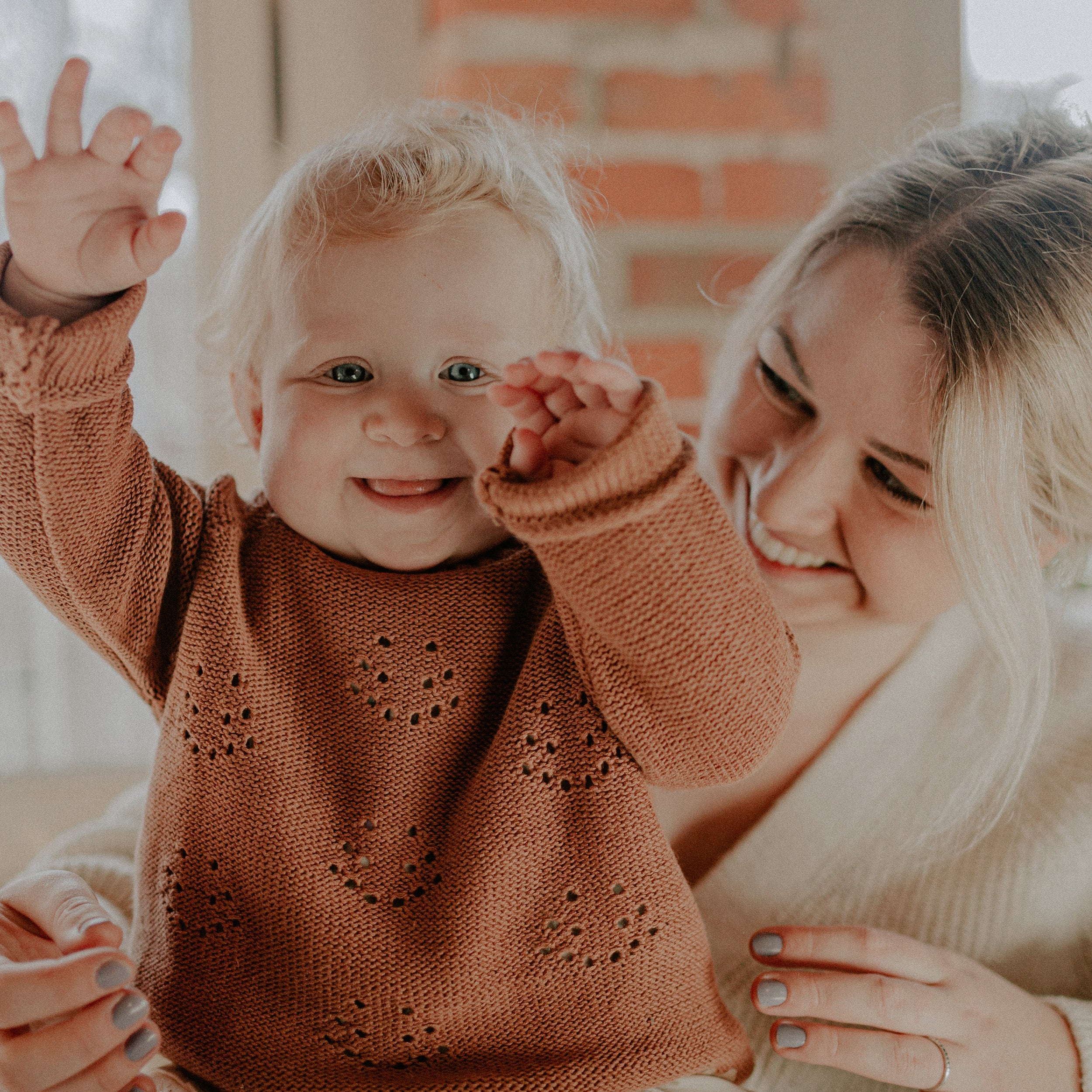 Photo d'un bébé portant le chandail de maille brun en coton, naissance