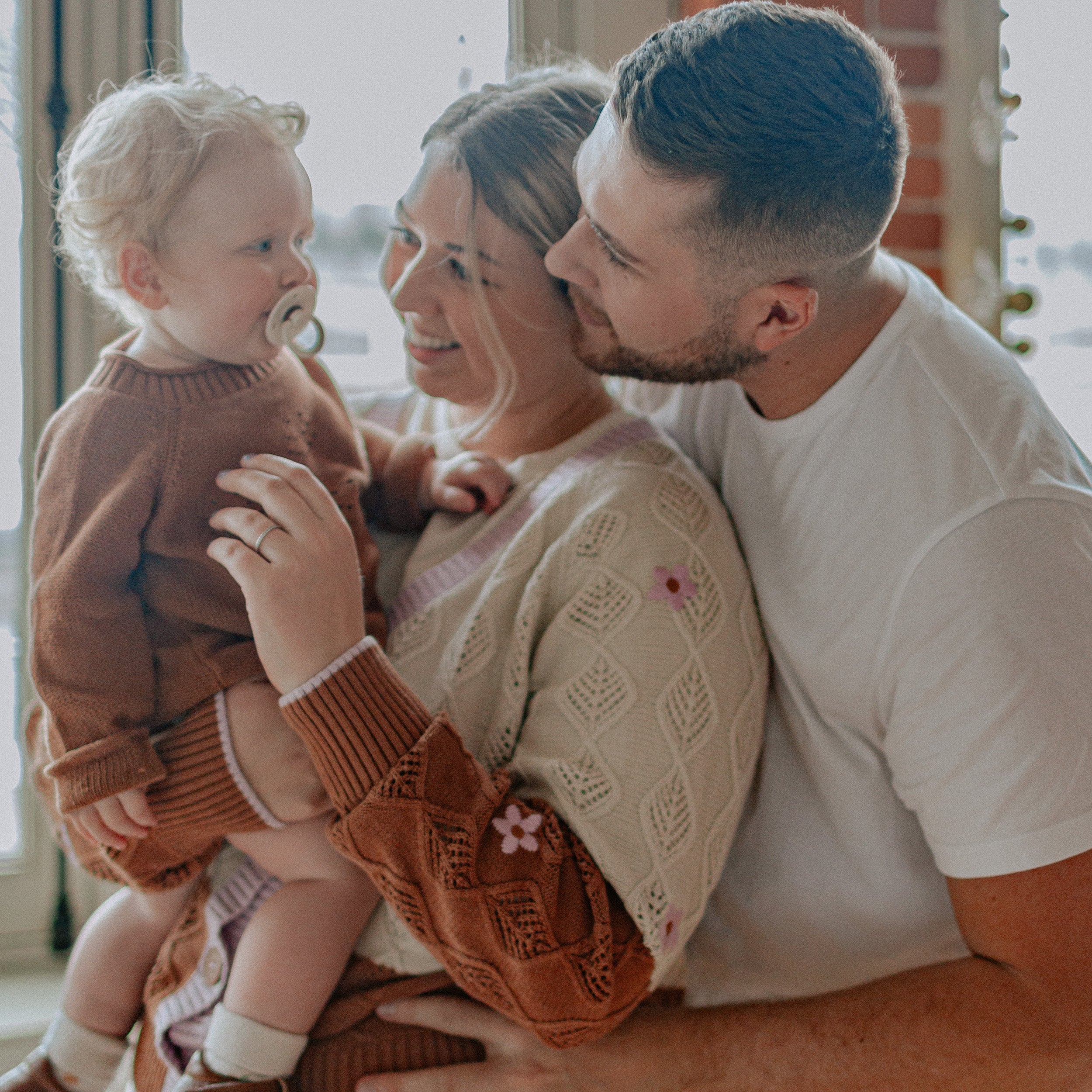 Photo d'un bébé portant le chandail de maille brun en coton, naissance