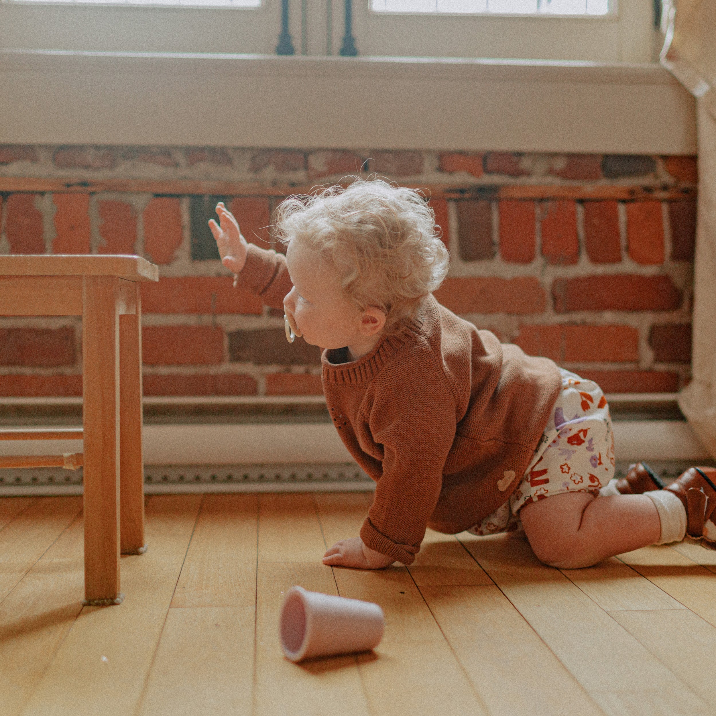 Photo d'un bébé portant le chandail de maille brun en coton, naissance