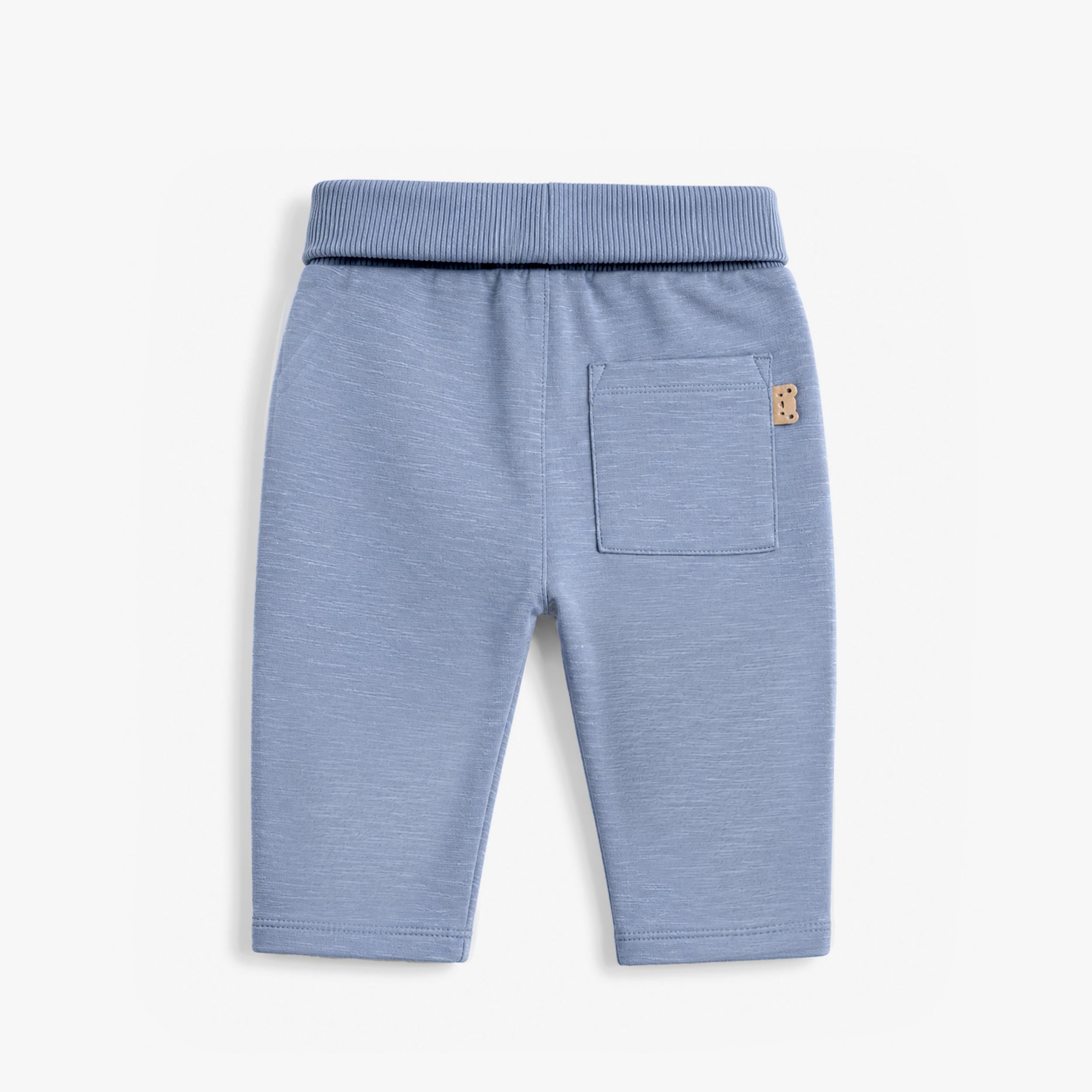 Vue arrière d’un pantalon bébé bleu clair avec poche plaquée
