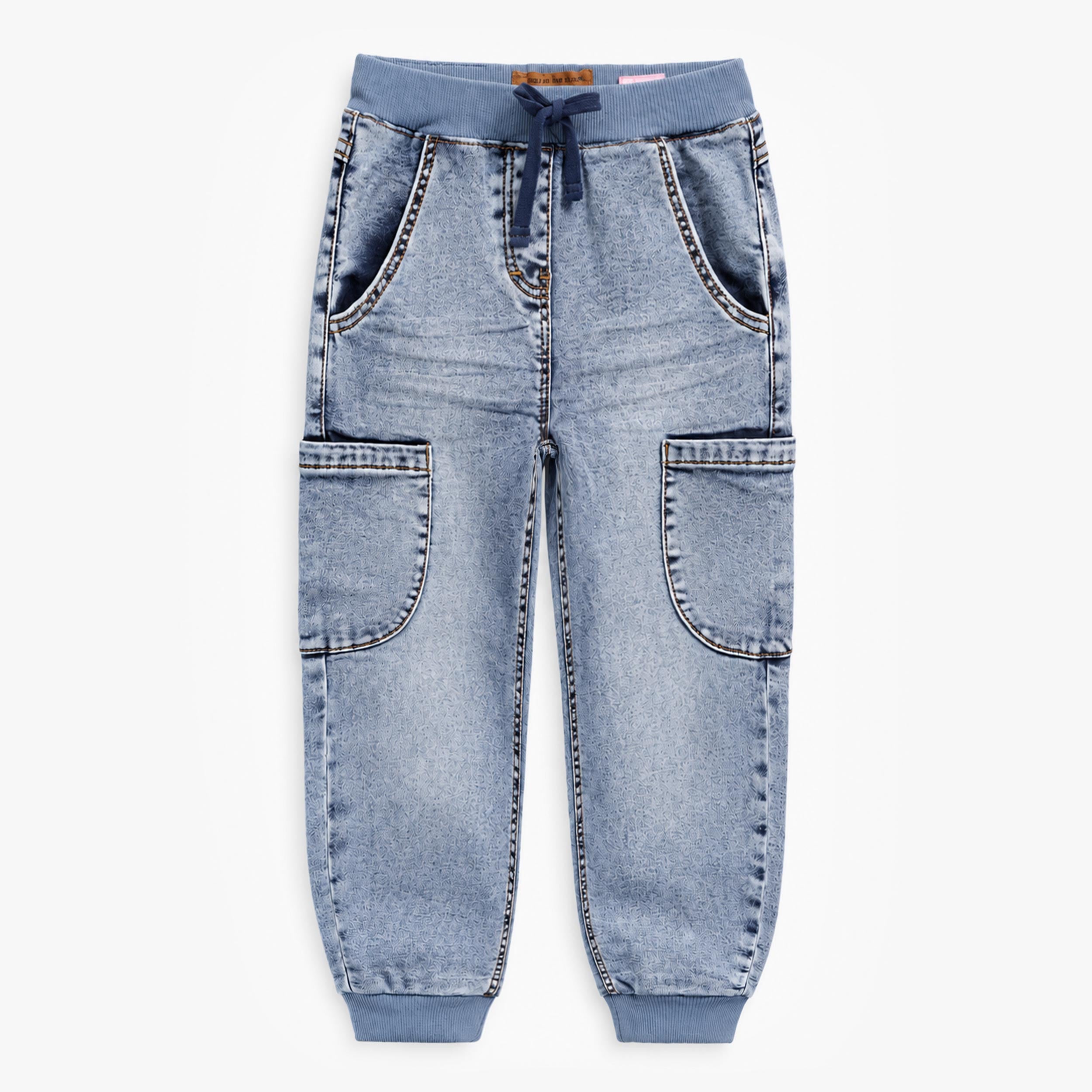 Pantalon jogger enfant en denim bleu clair délavé avec taille élastiquée à cordon et poches cargo sur les jambes. - Souris Mini