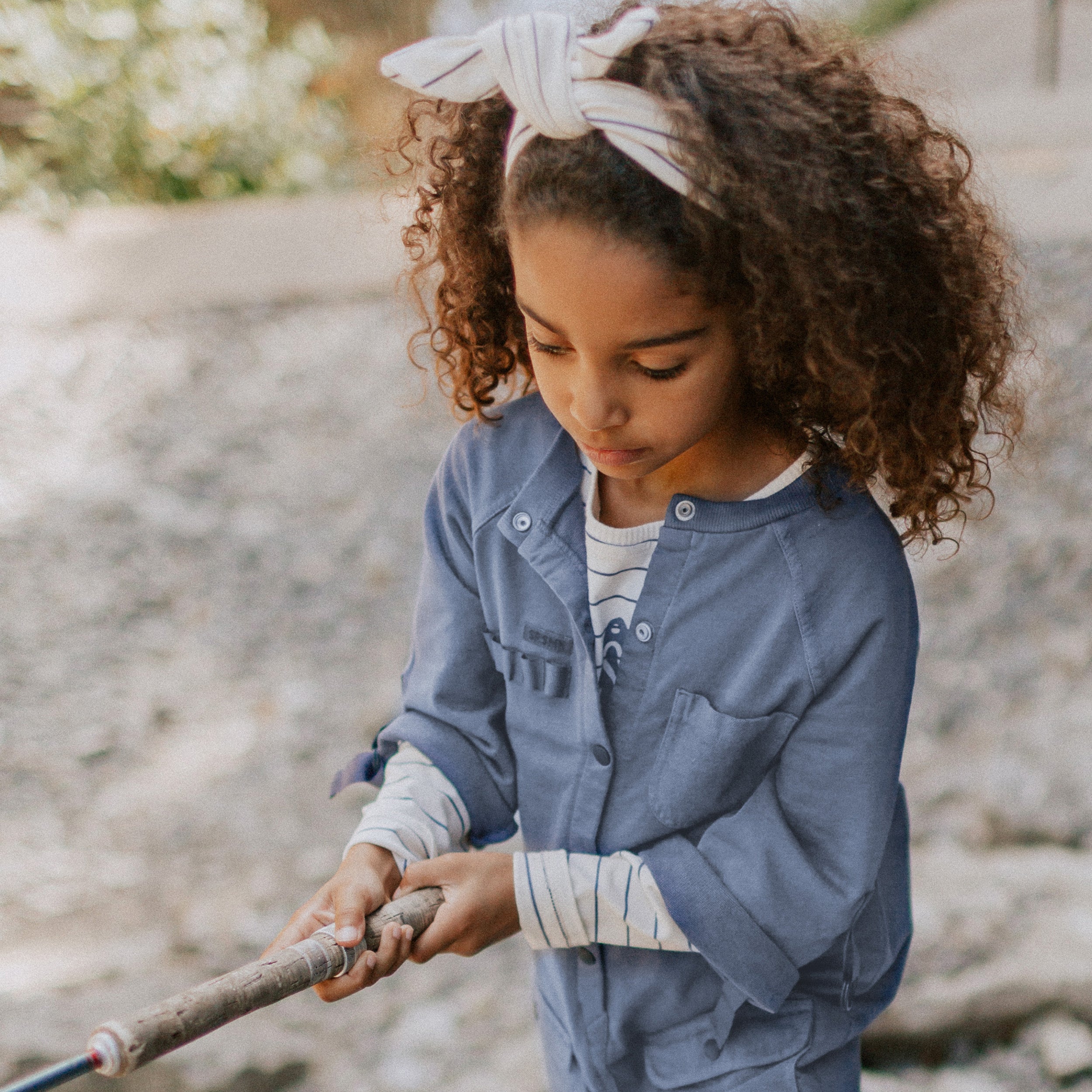 Photo d'un enfant portant l'une-pièce long bleu à manches courtes, enfant