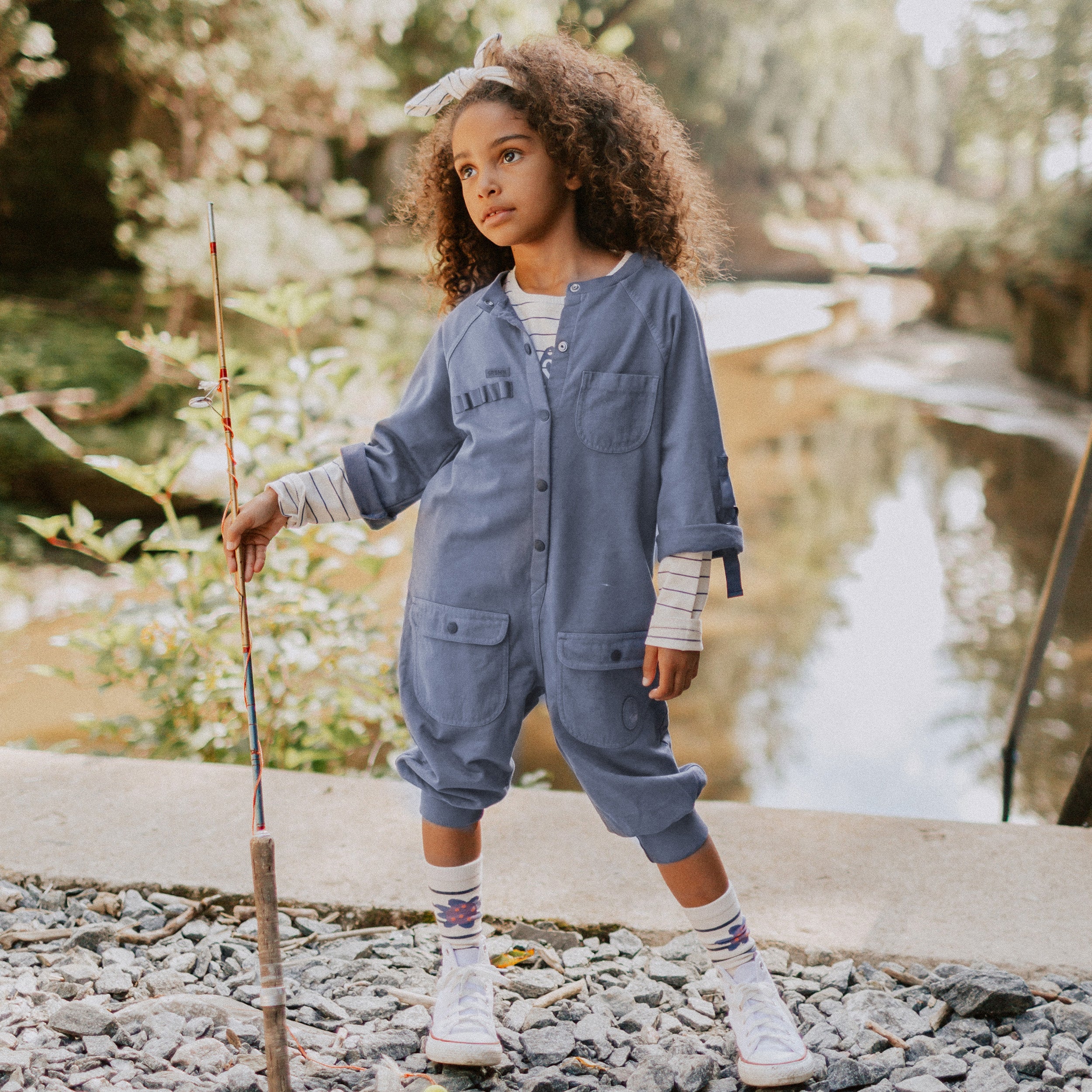 Photo d'un enfant portant l'une-pièce long bleu à manches courtes, enfant