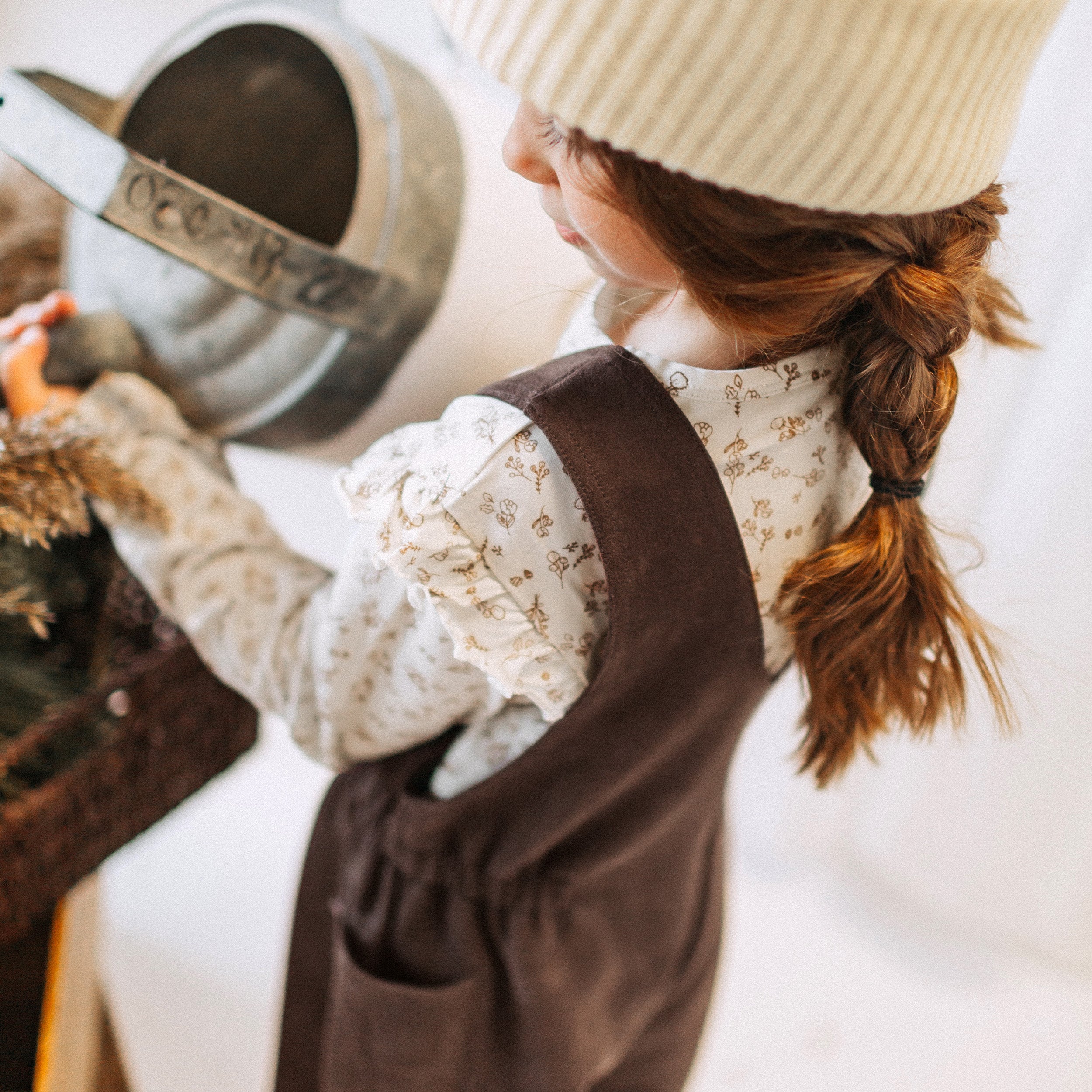 Photo d'un enfant portant l'une pièce brun foncé coupe ample en faux suède, enfant