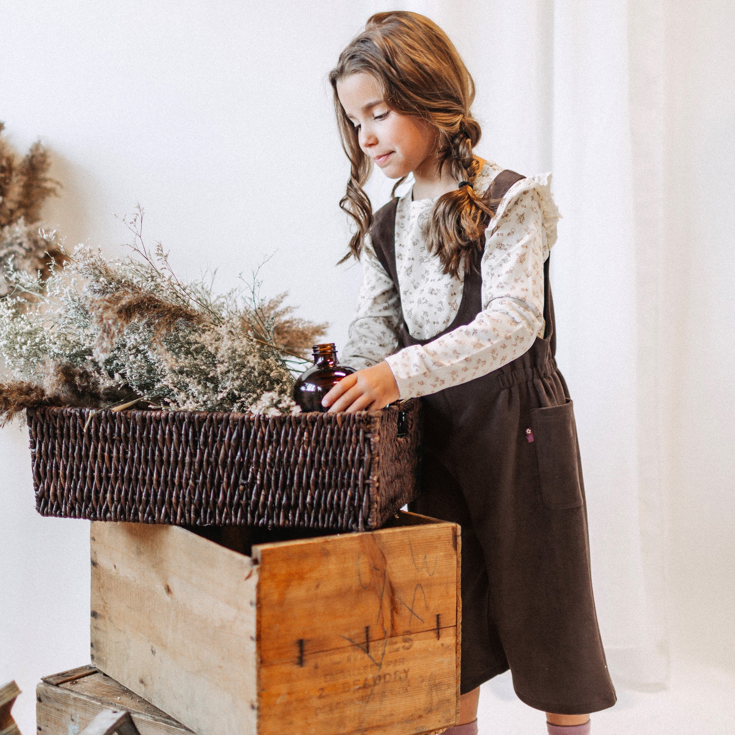 Photo d'un enfant portant l'une pièce brun foncé coupe ample en faux suède, enfant