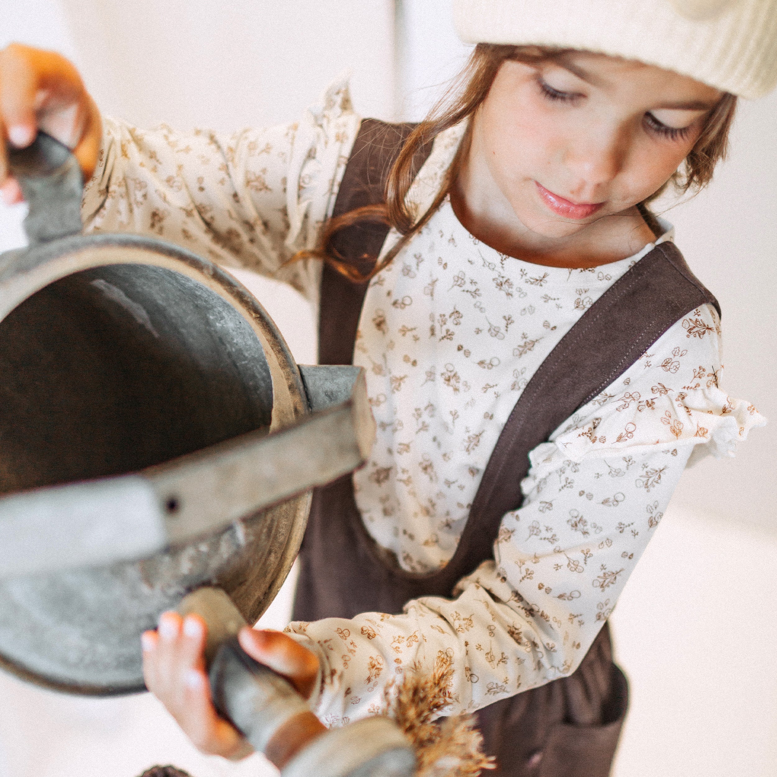 Photo d'un enfant portant l'une pièce brun foncé coupe ample en faux suède, enfant