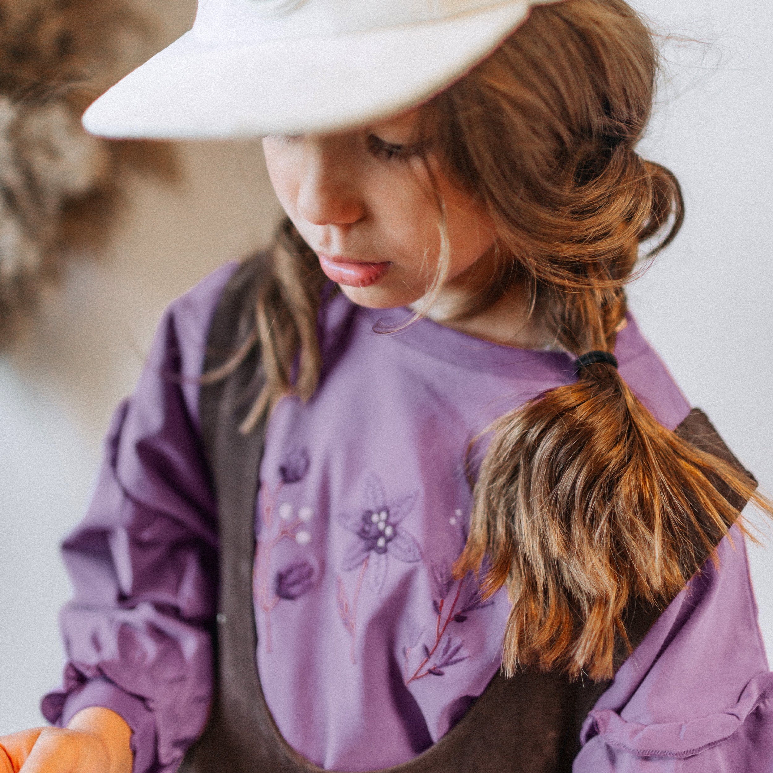 Photo d'un enfant portant l'une pièce brun foncé coupe ample en faux suède, enfant