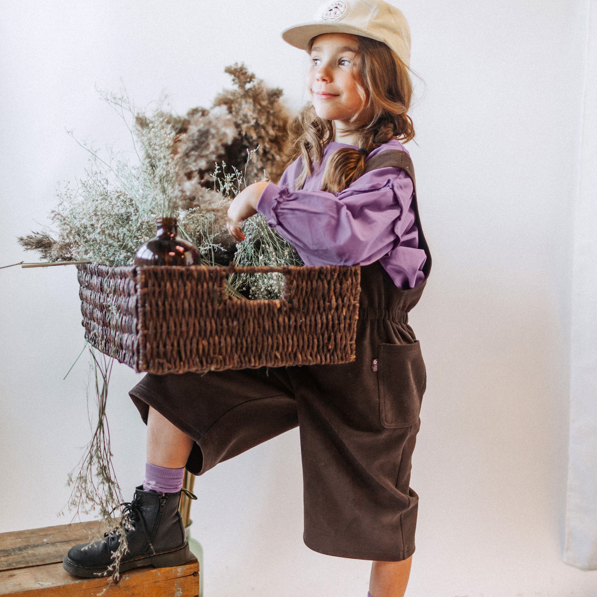 Photo d'un enfant portant l'une pièce brun foncé coupe ample en faux suède, enfant