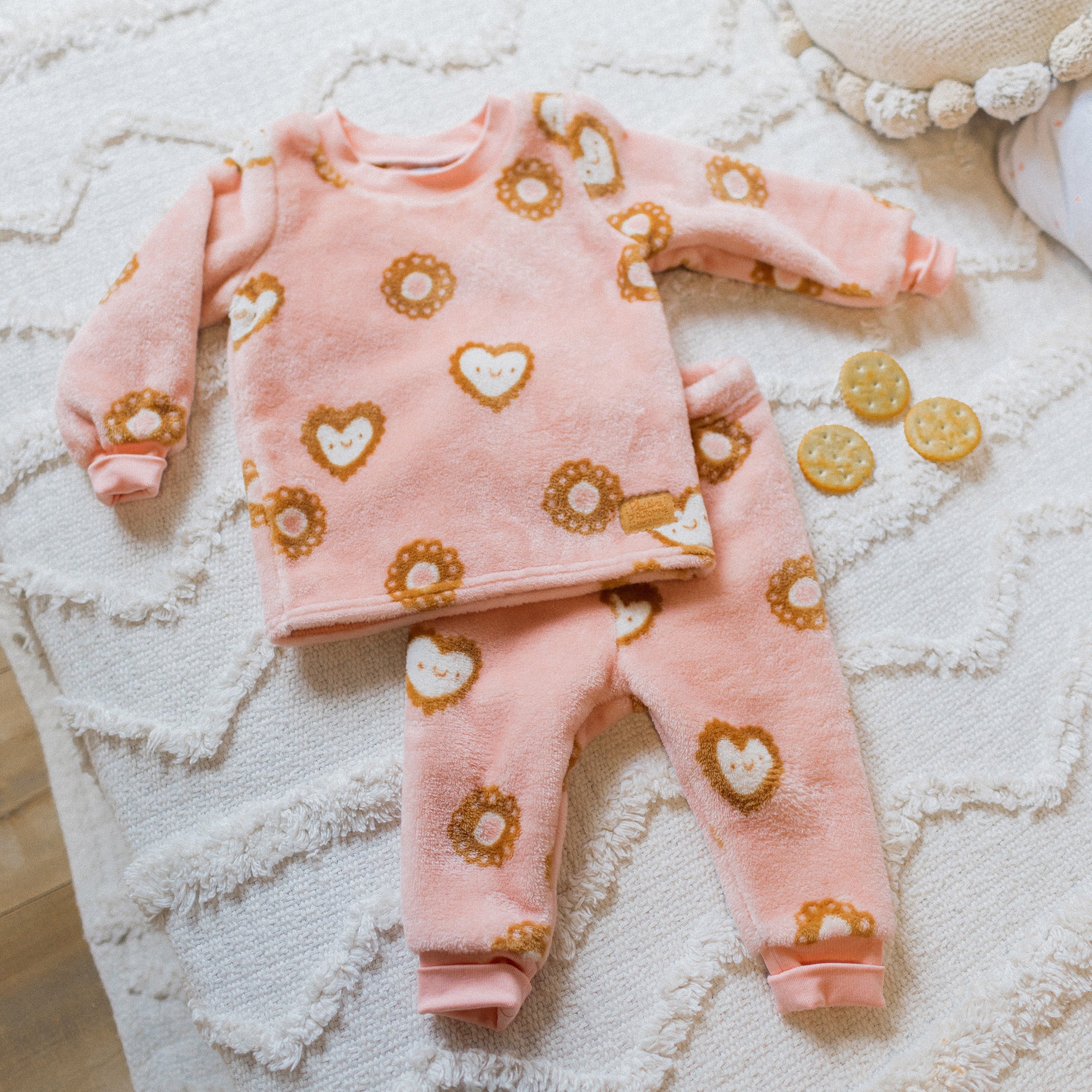 Pyjama deux-pièces rose à motif de biscuits en molleton duveteux, bébé