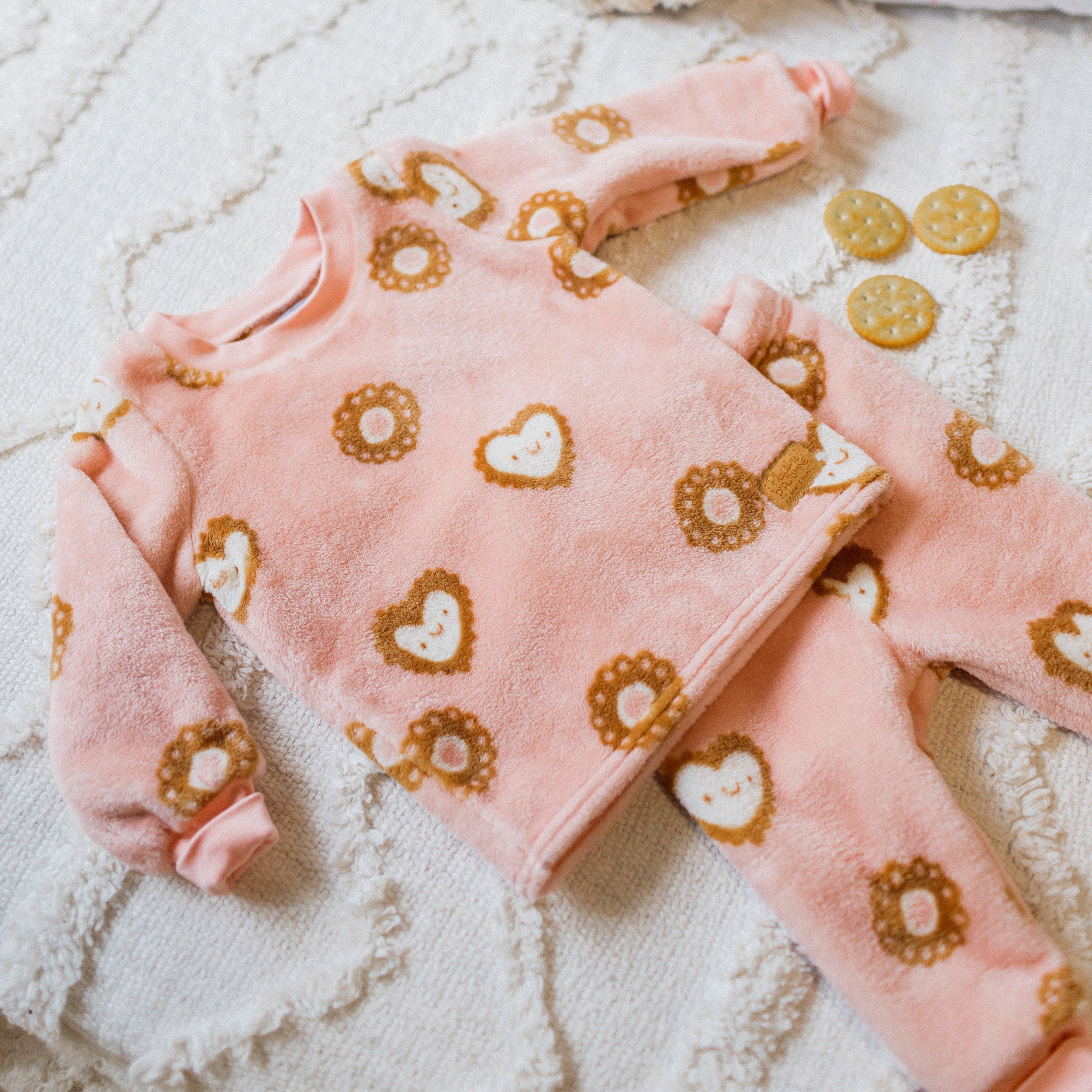 Pyjama deux-pièces rose à motif de biscuits en molleton duveteux, bébé
