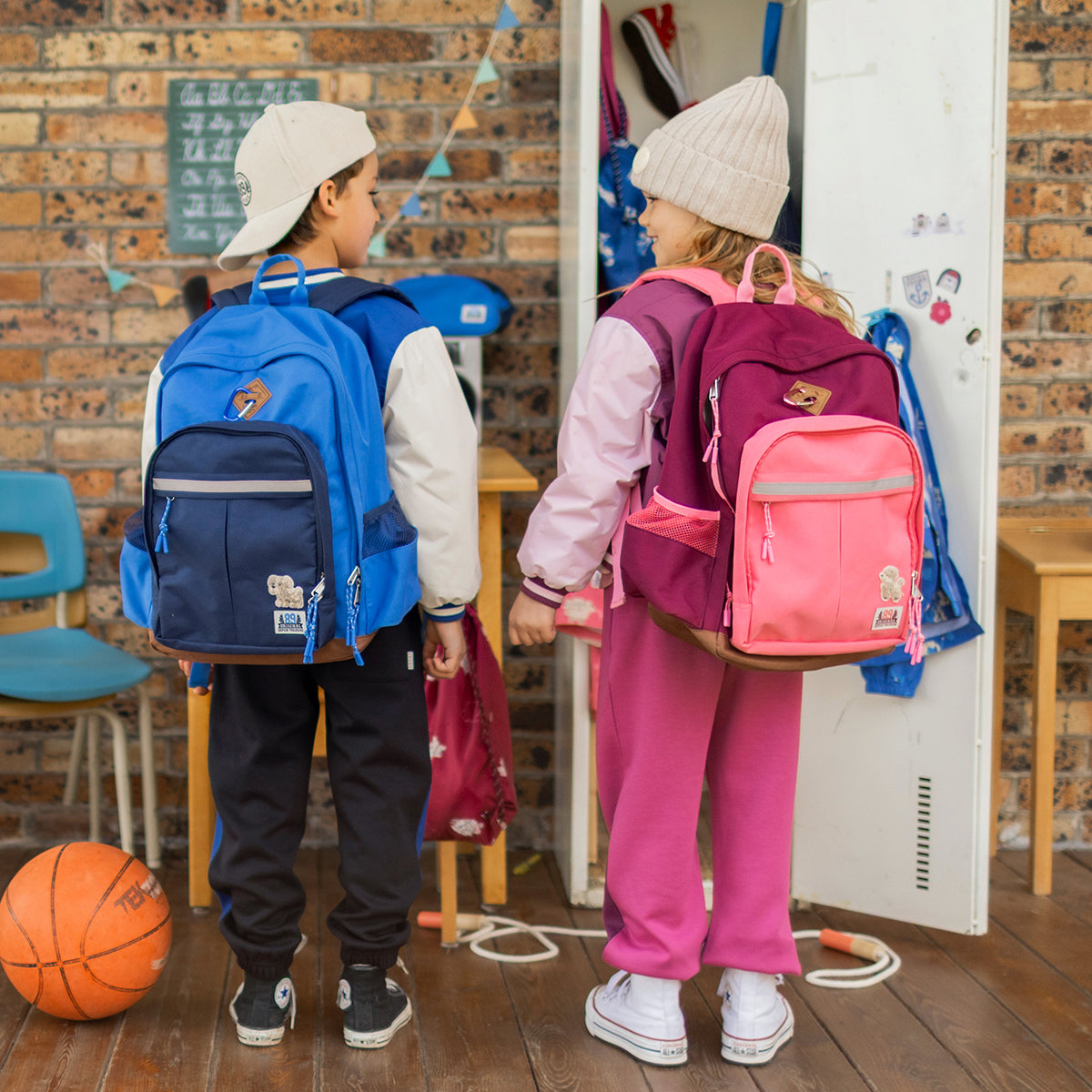 Photo de dos d'un enfant portant le sac à dos bleu, enfant