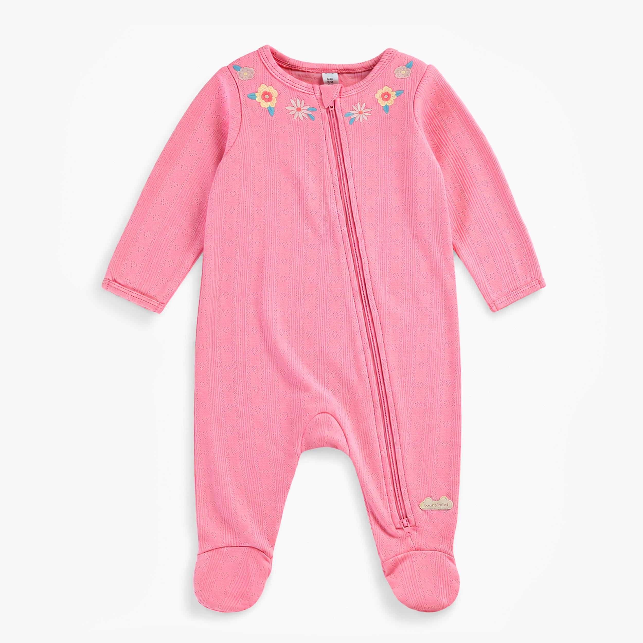 Pyjama bébé fille rose à manches longues avec pieds intégrés, fermeture zippée asymétrique et détails floraux brodés à l’encolure. - Souris Mini