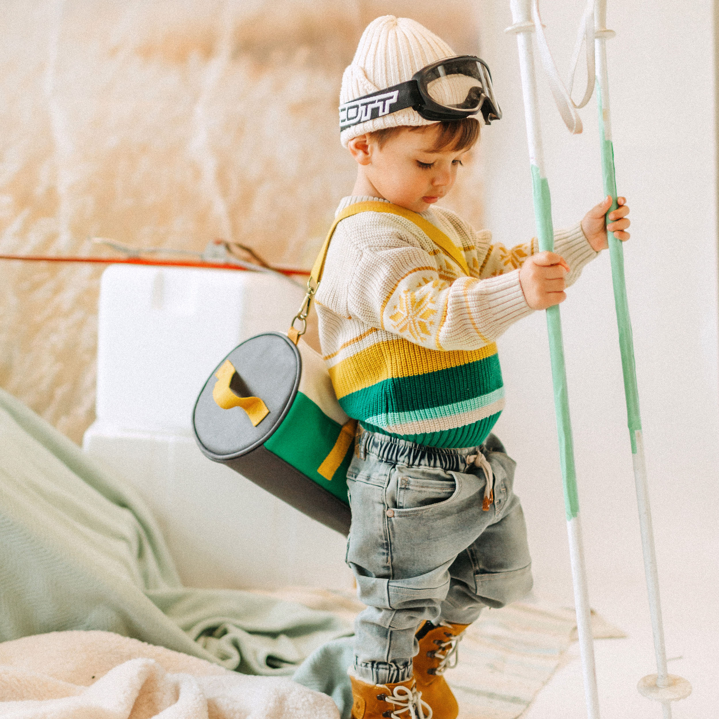 Photo d'un enfant portant la tuque de maille crème à rabats effet cachemire, bébé