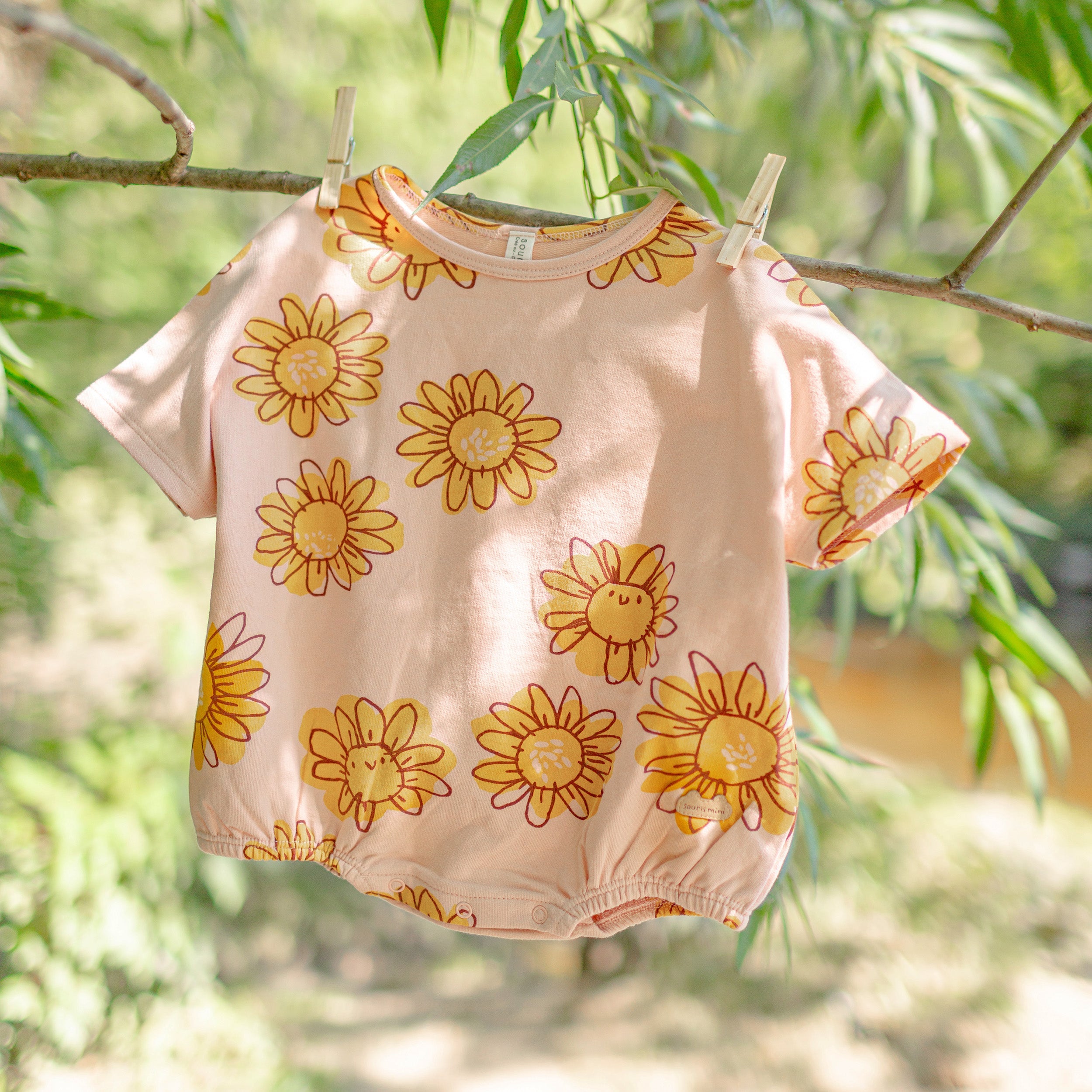 Look du une-pièce rose avec fleurs en coton français, naissance