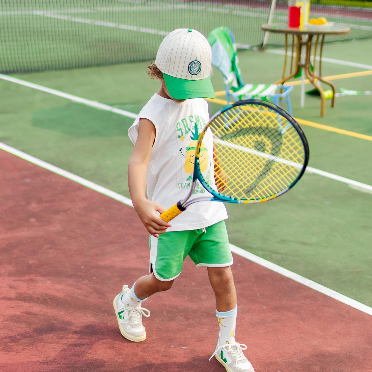 Photo d'un enfant portant le t-shirt sans manches crème avec illustration, enfant