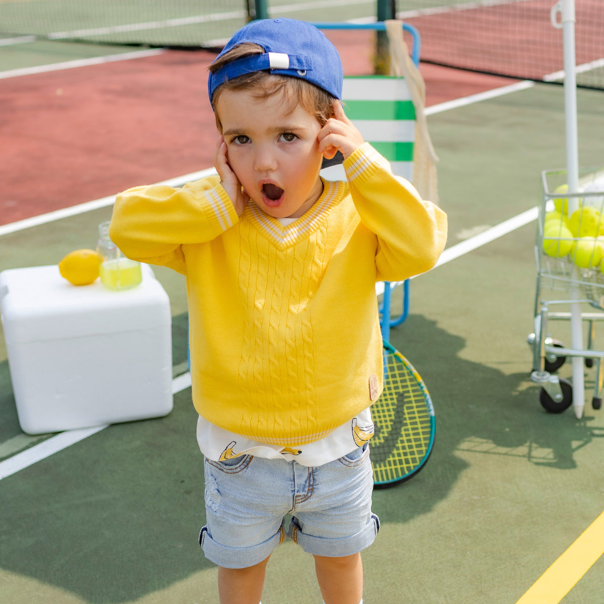 Photo d'un enfant portant le short en denim bleu pâle, bébé