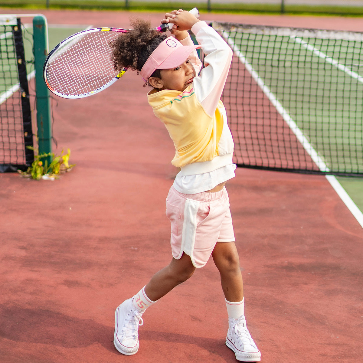 Photo d'un enfant portant le short rose en coton français au look sportif, enfant