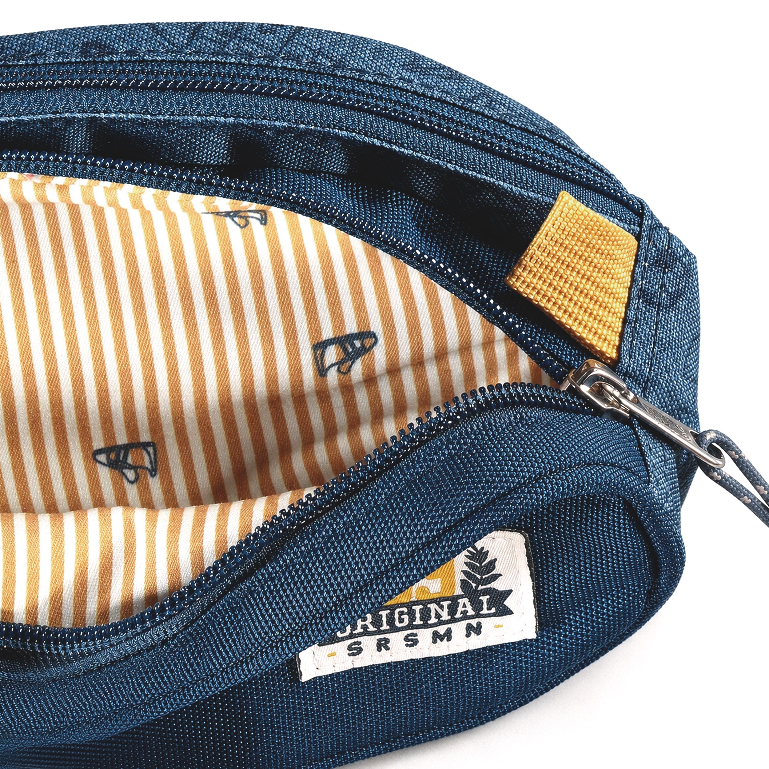 Intérieur de trousse scolaire enfant bleue à double compartiment avec doublure rayée beige et blanche.