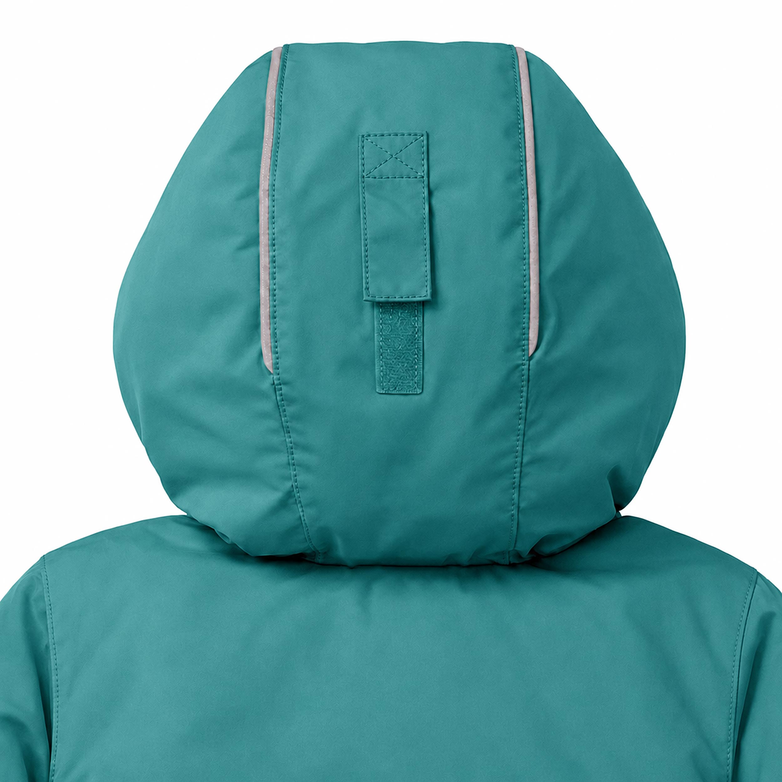Vue rapprochée du capuchon d’une combinaison de neige bébé turquoise montrant les bandes réfléchissantes et les détails de sécurité pour les sorties hivernales.