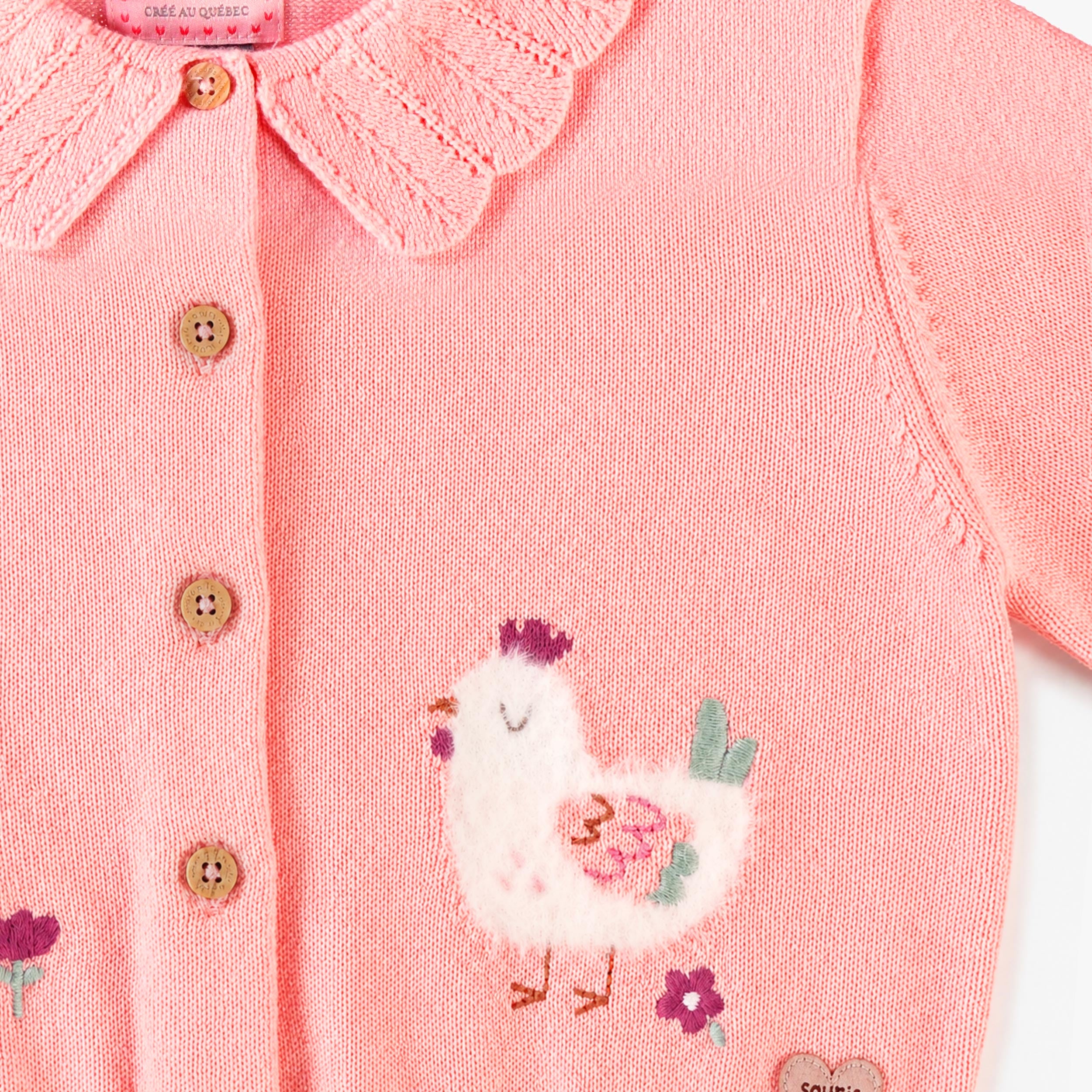 Zoom sur le cardigan rose bébé avec oiseau brodé et col volant en maille - Souris Mini