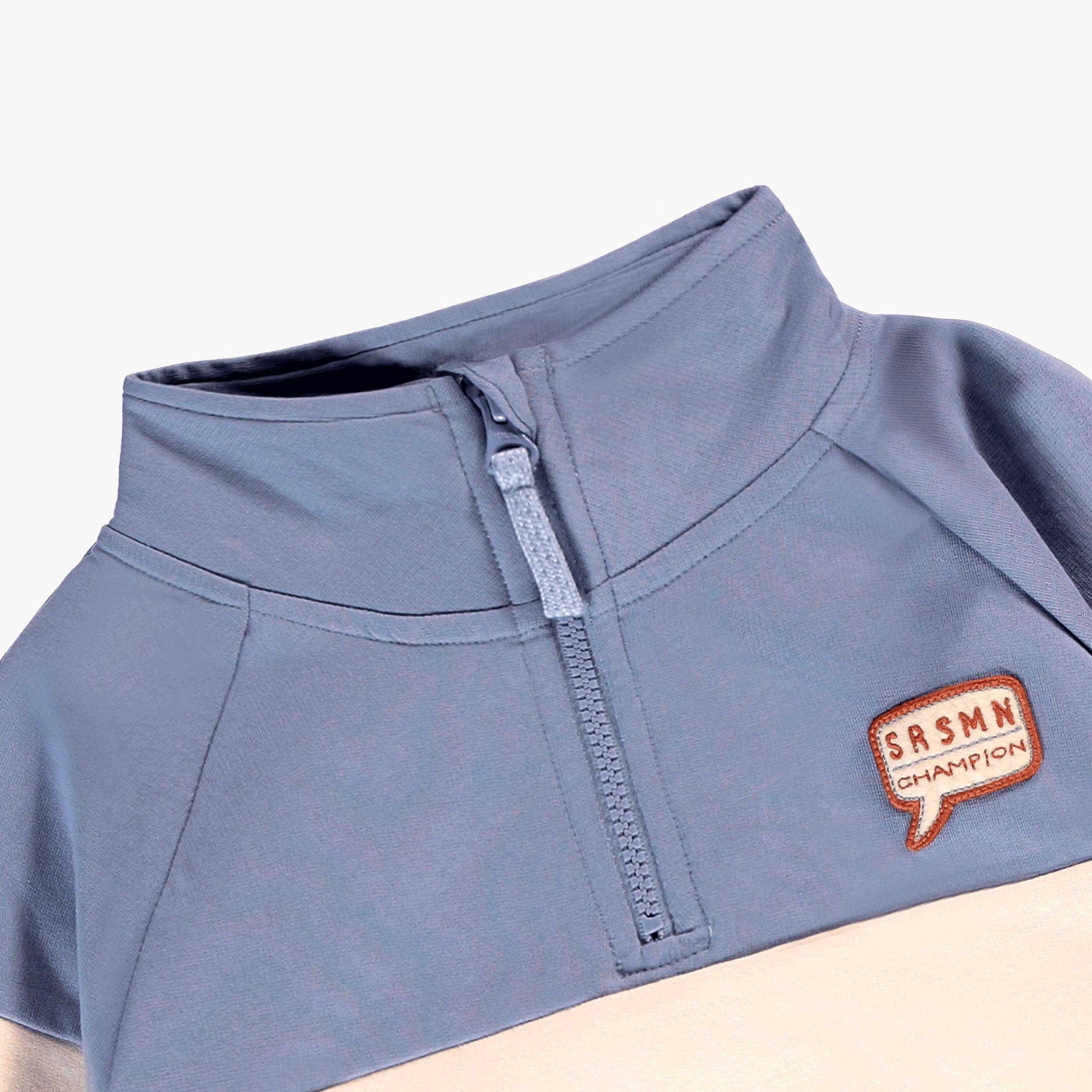Détail demi-zip, col montant et finition colorblock sur sweat enfant garçon confortable