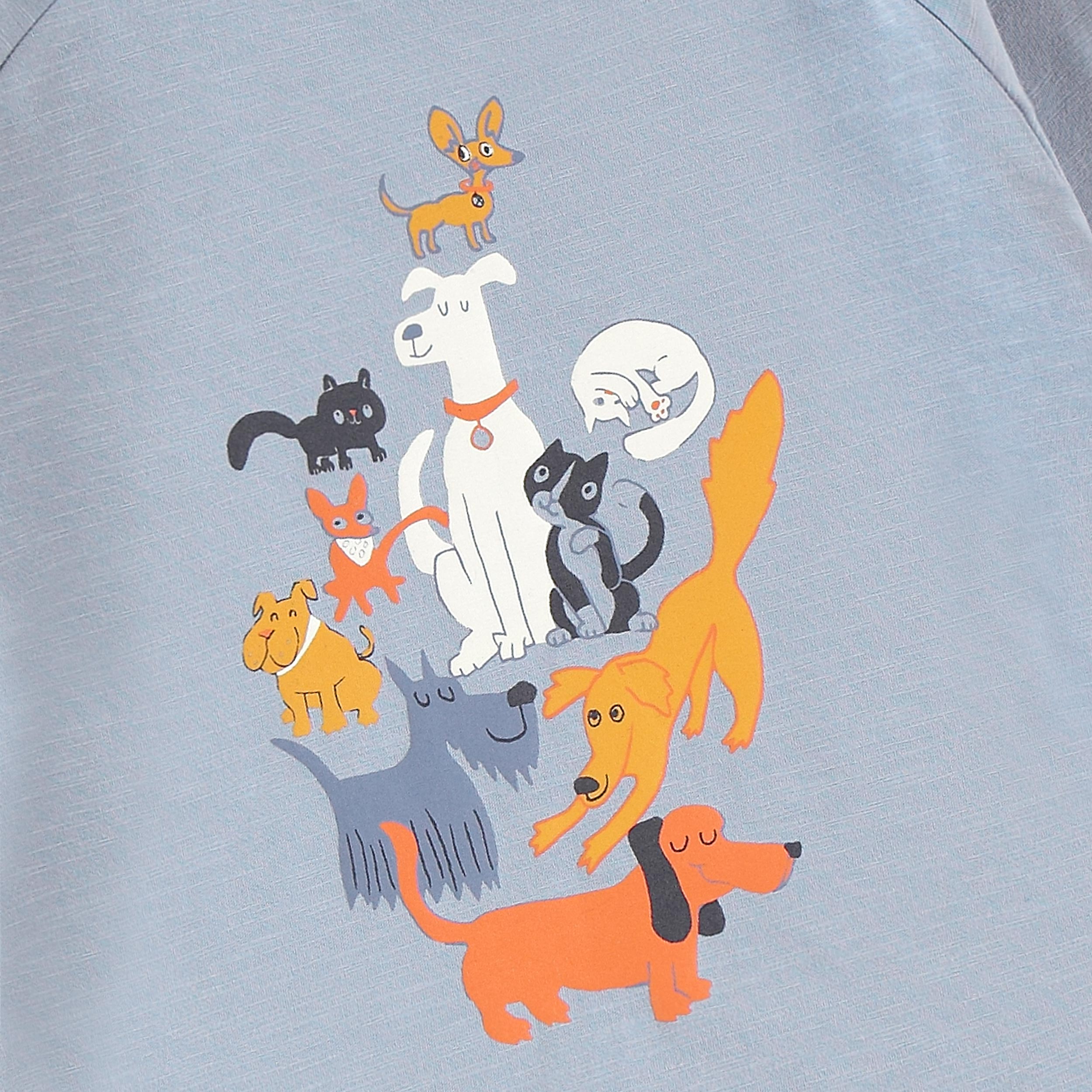 Détail de l’illustration animale multicolore sur un t-shirt garçon bleu en coton doux