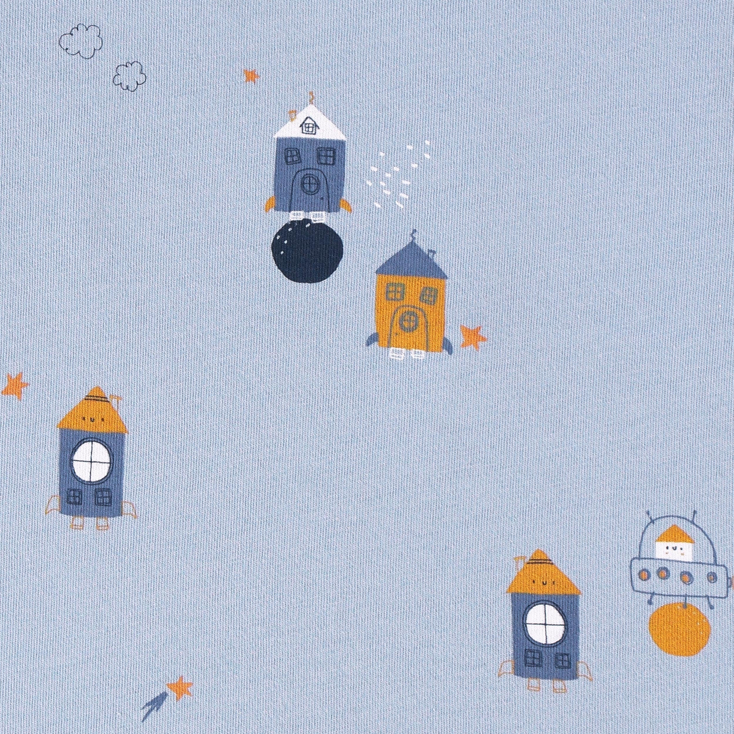 Zoom sur imprimé spatial avec fusées et étoiles sur t-shirt bébé bleu clair