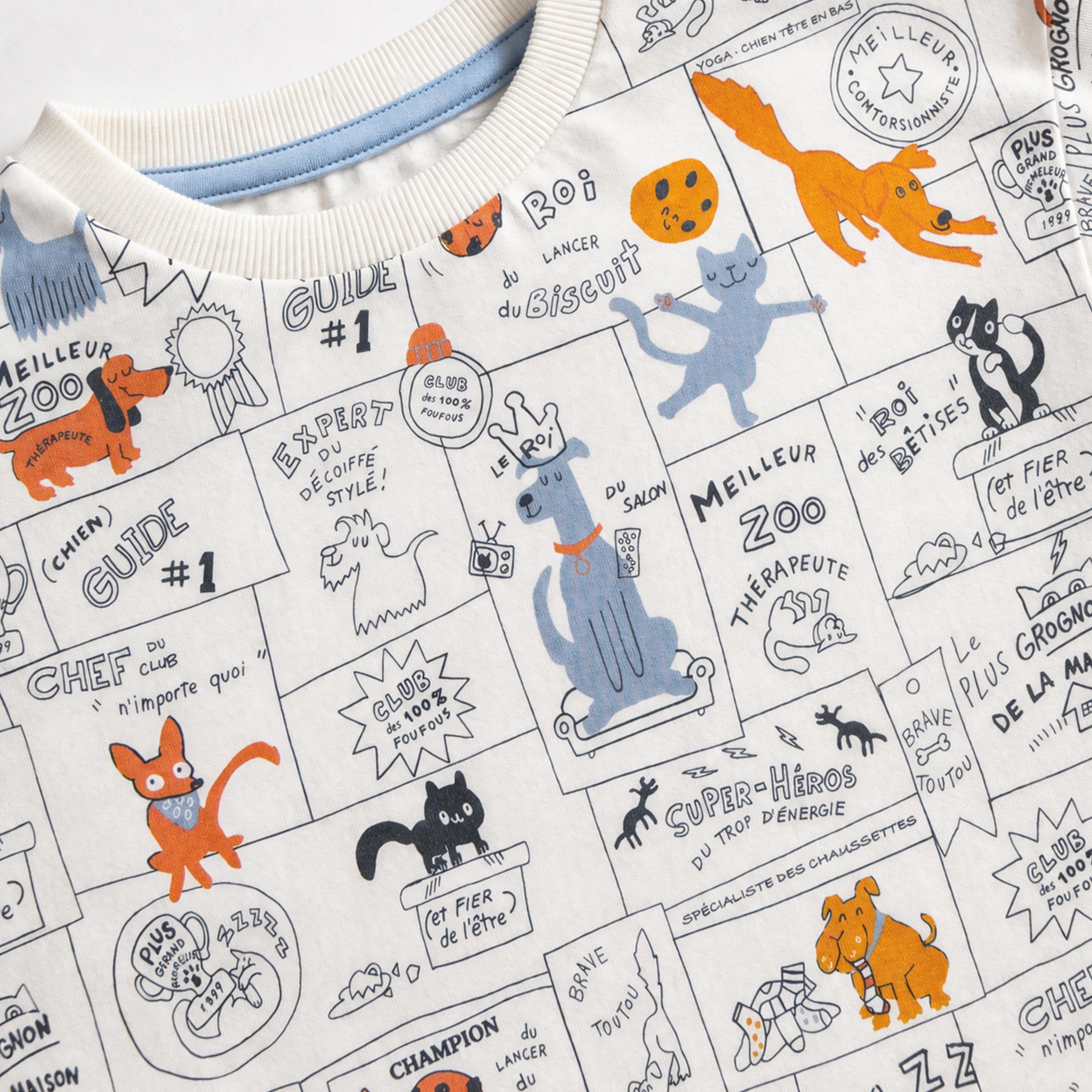 Détail de l’imprimé graphique animaux multicolores style BD sur t-shirt garçon en coton