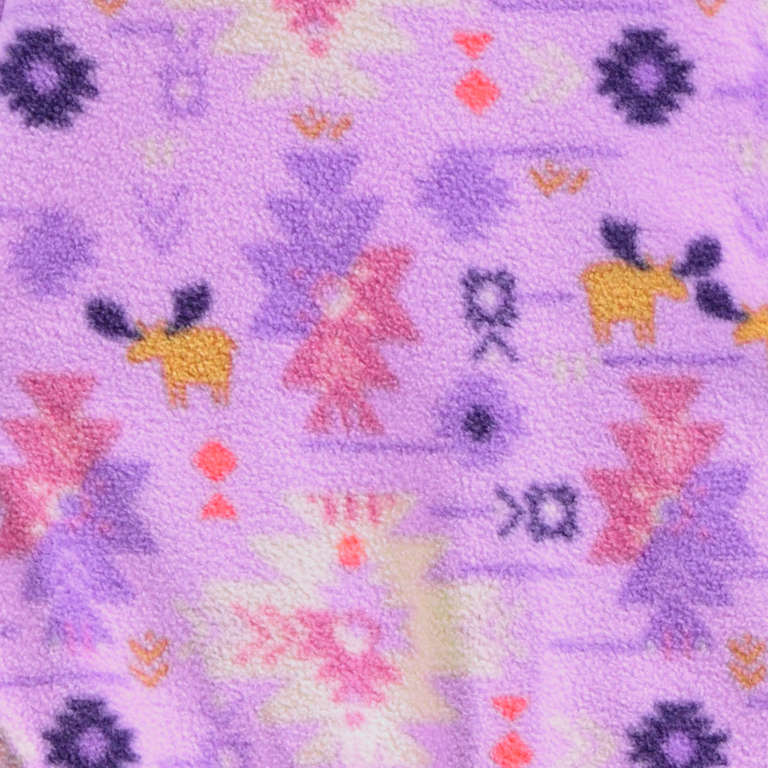 Zoom sur l'imprimé de chevreuils et le tissu en polar de la une-pièce mauve pour bébé.