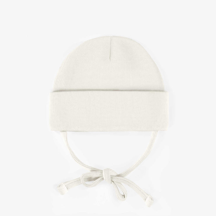 Chapeau crème d’extérieur avec cordons en tricot côtelé, bébé || Cream outdoor hat with cords in ribbed knit, baby