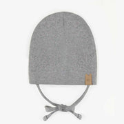 Chapeau gris d’extérieur avec cordons en tricot côtelé, bébé || Gray outdoor hat with cords in ribbed knit, baby