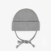 Chapeau gris d’extérieur avec cordons en tricot côtelé, bébé || Gray outdoor hat with cords in ribbed knit, baby