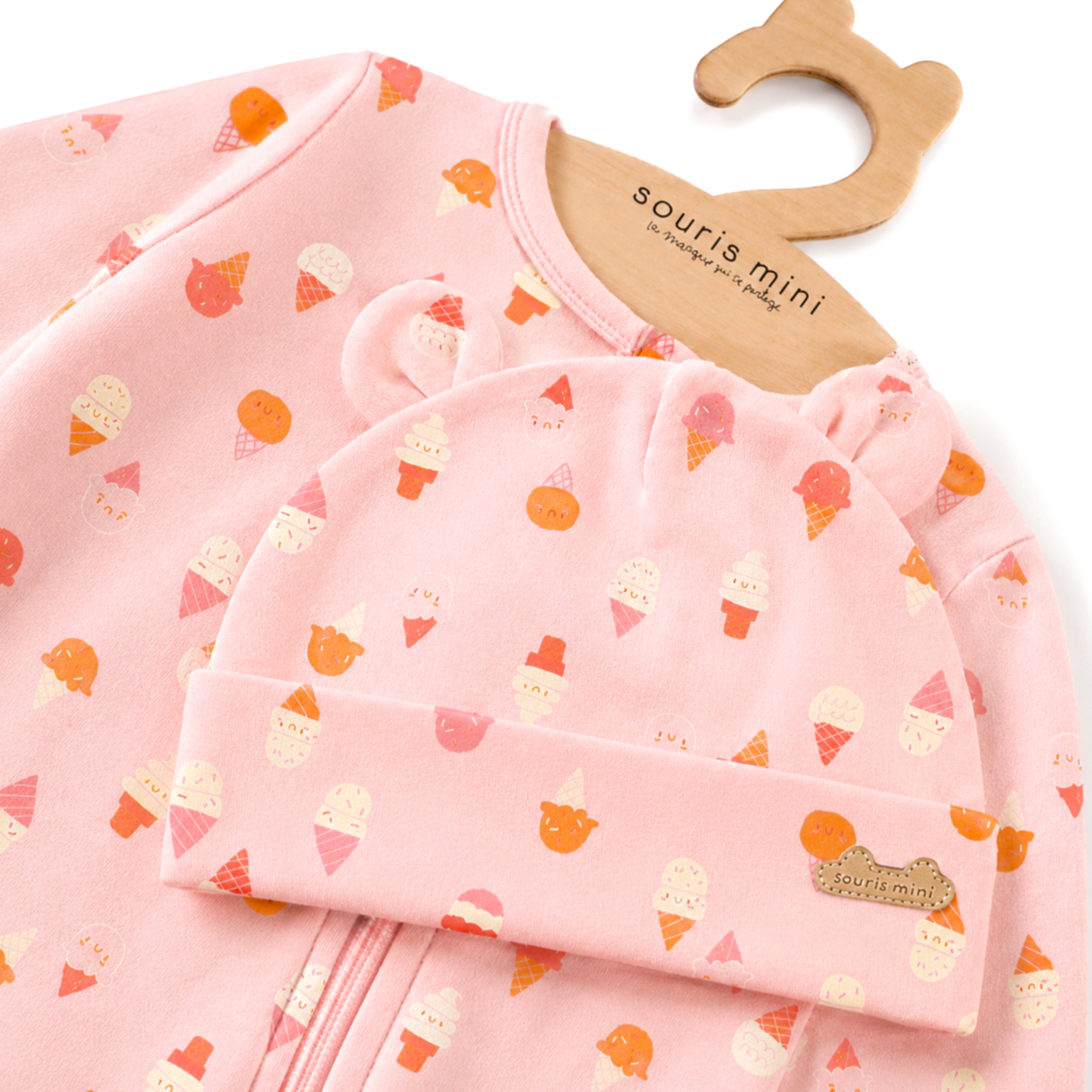 Zoom détails du pyjama rose à motifs, bébé naissance
