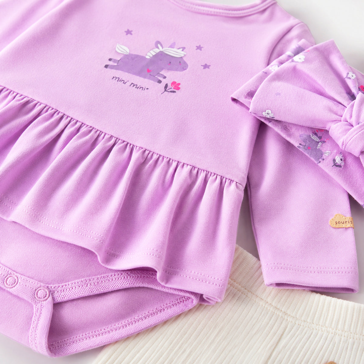 Ensemble trois pièces mauve et crème à motif, bébé fille