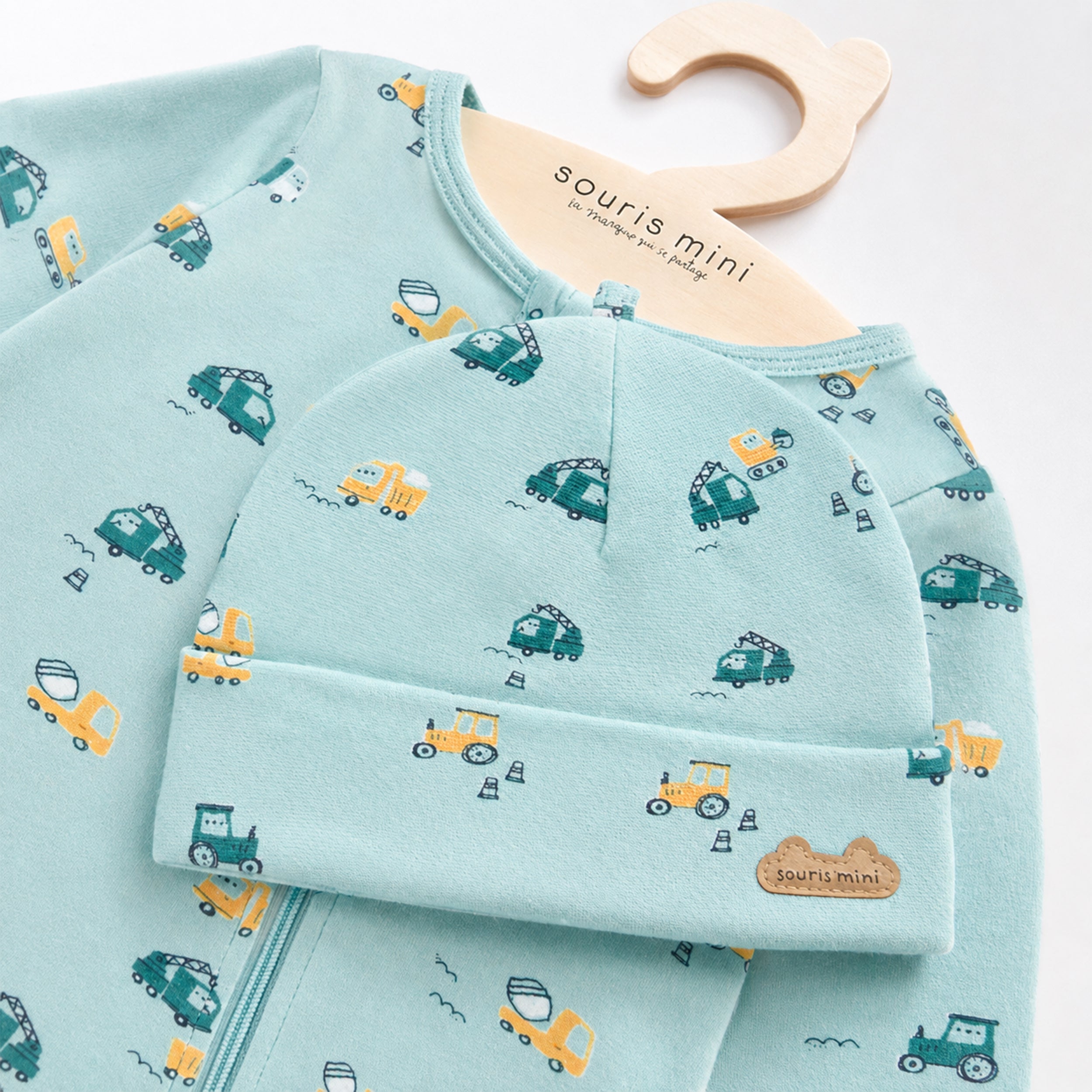 Pyjama turquoise à motifs de voitures avec bonnet, naissance