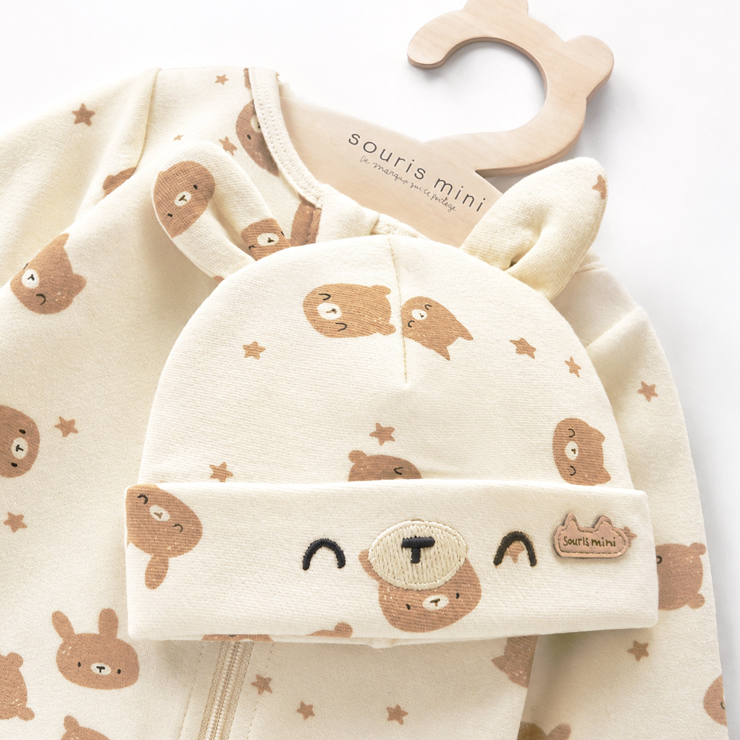 Pyjama à pieds crème à motifs de lapins avec bonnet, naissance