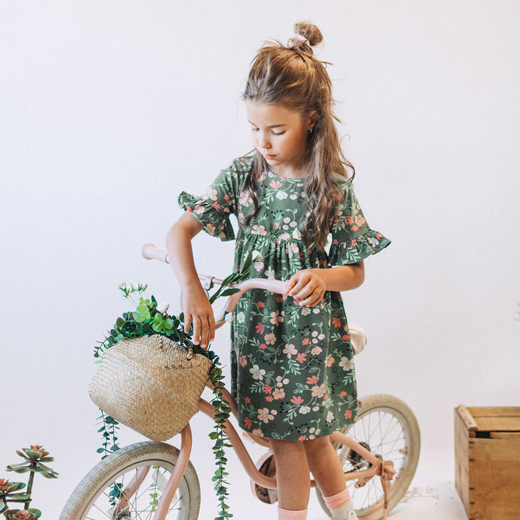 Robe régulière évasée manches courtes verte fleurie, enfant || Floral green short-sleeved regular flared dress, child