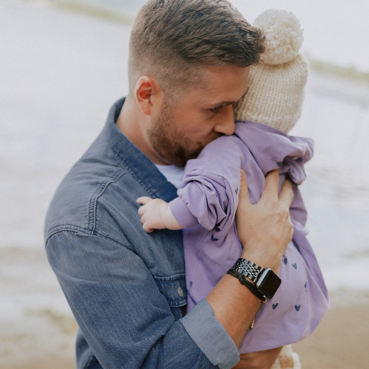 Photo d'un bébé portant l'une-pièce mauve à capuchon avec motifs de cœur en doux jersey de coton biologique, naissance