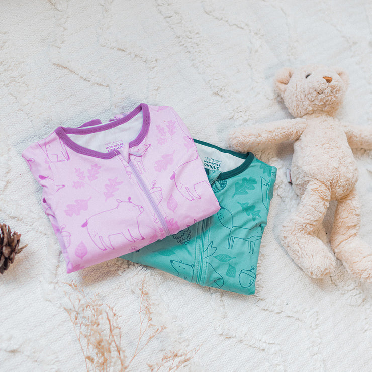 Pyjama mauve une-pièce à motif ton sur ton en polyester, bébé || Purple one-piece pajama with tone-on-tone print in polyester, baby