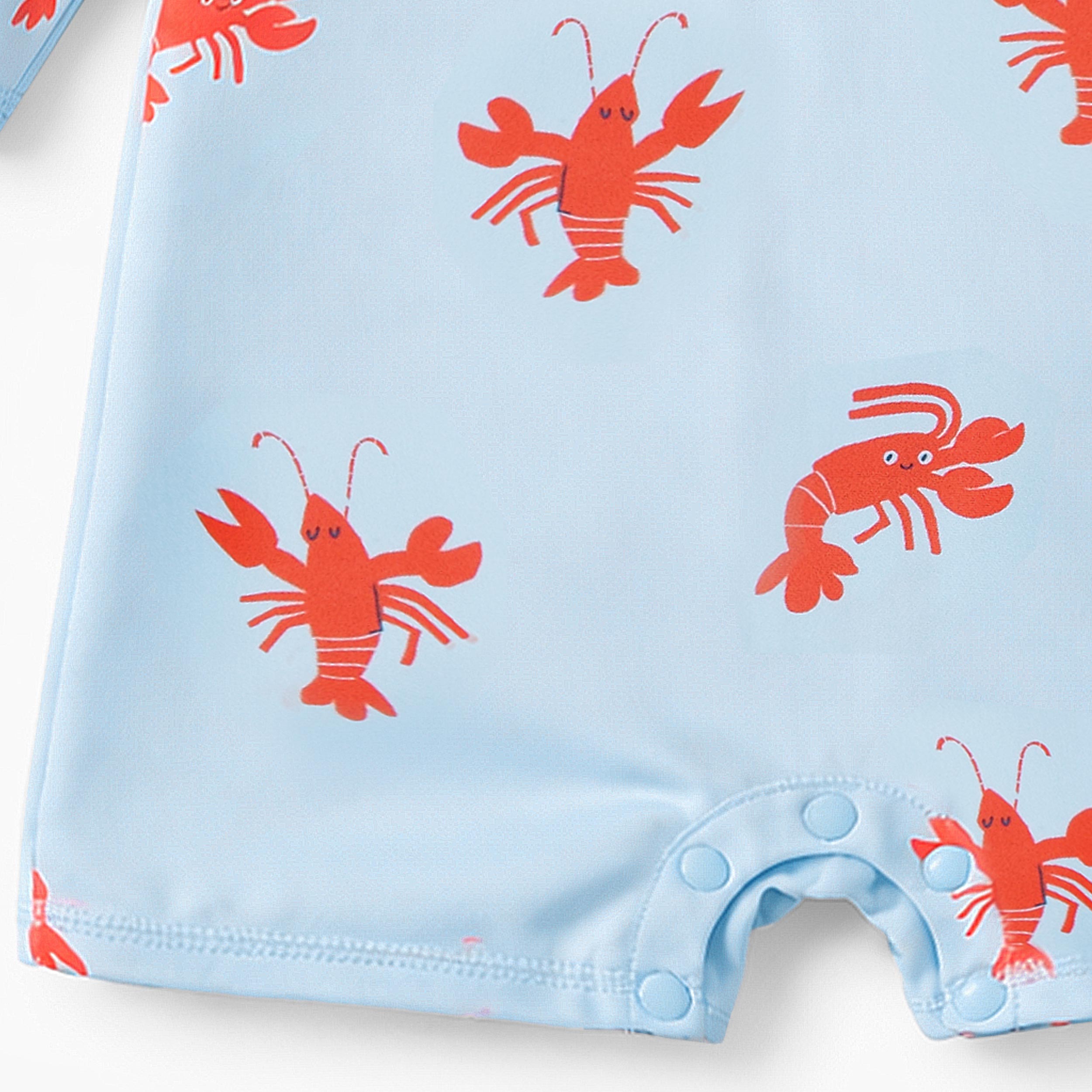 Zoom détails du maillot de bain une pièce bleu pâle à motifs de homards, bébé